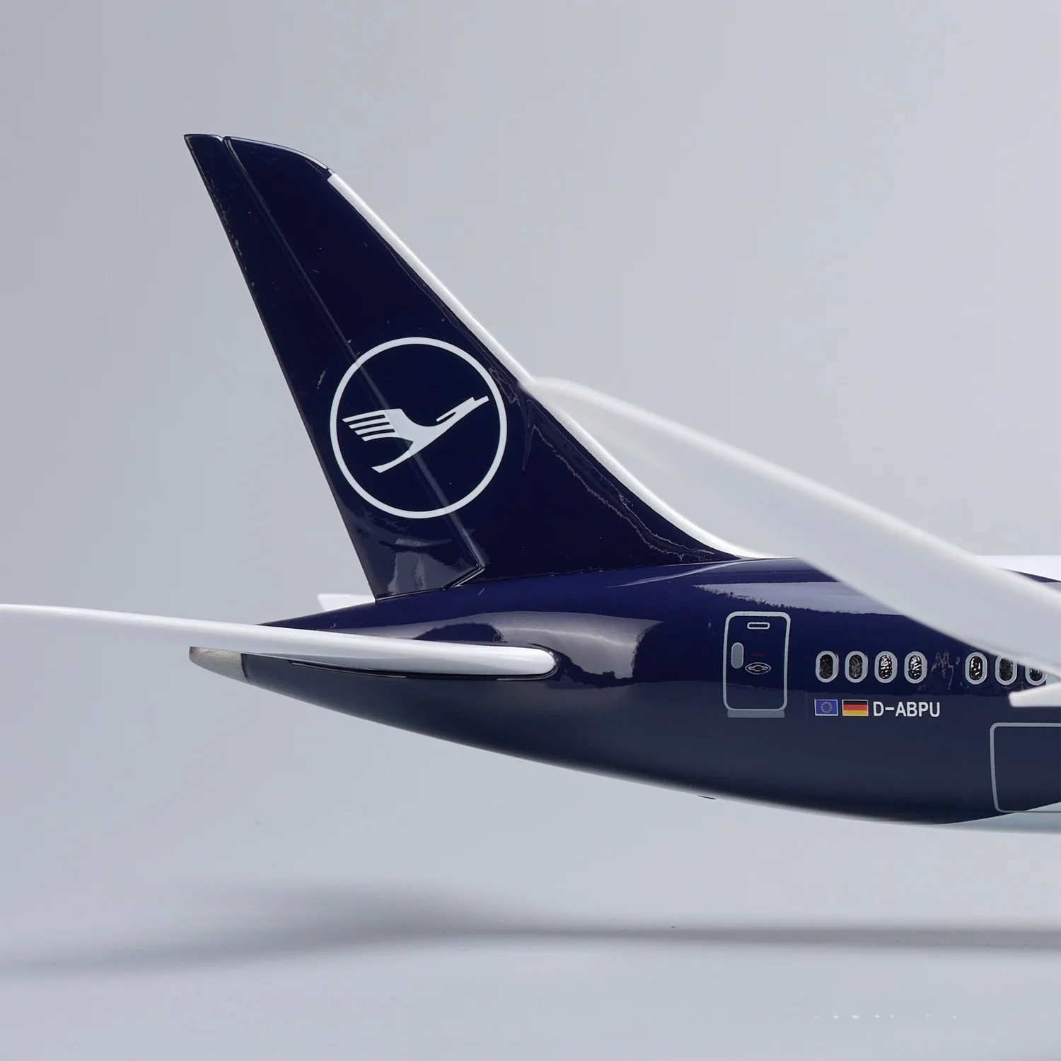 Boeing 787-9 Lufthansa 100 Years Commemorative – 1:145 Scale Model - Image 7