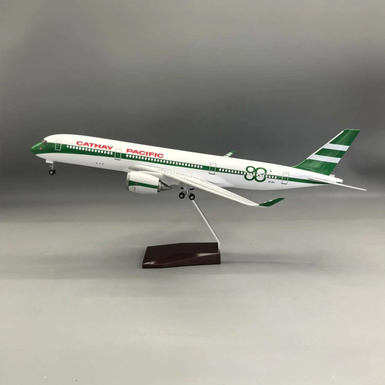 A350 Cathay Pacific 1:142 – 47 CM / 18.5 IN – 80 YEARS COMMEMORATIVE - Image 10