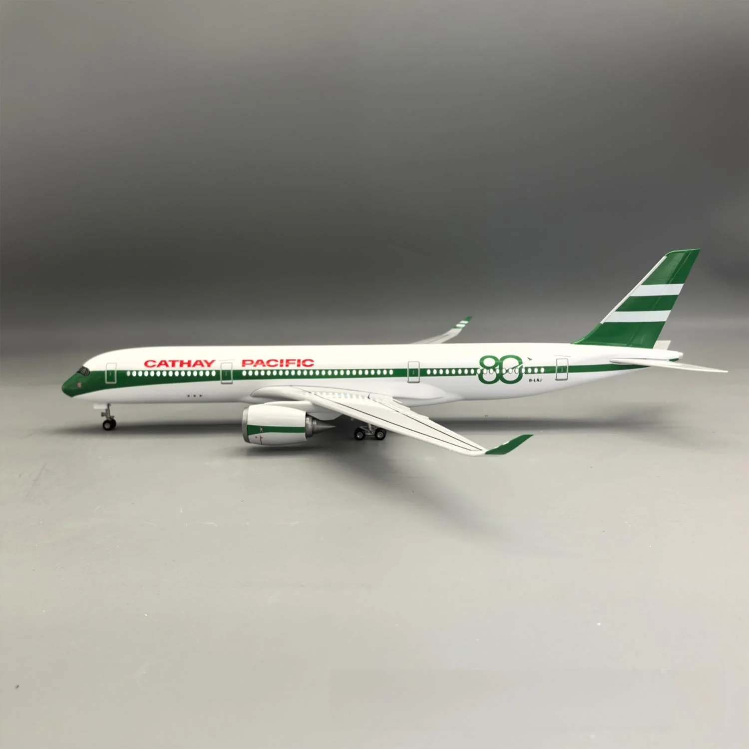 A350 Cathay Pacific 1:142 – 47 CM / 18.5 IN – 80 YEARS COMMEMORATIVE - Image 12