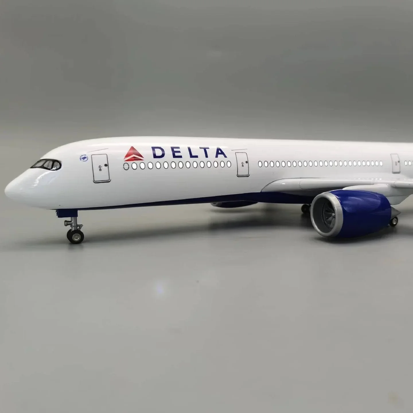Airbus A350 Delta Airlines 1:142 – 47 cm / 18.5 in – LED Lights - Image 10