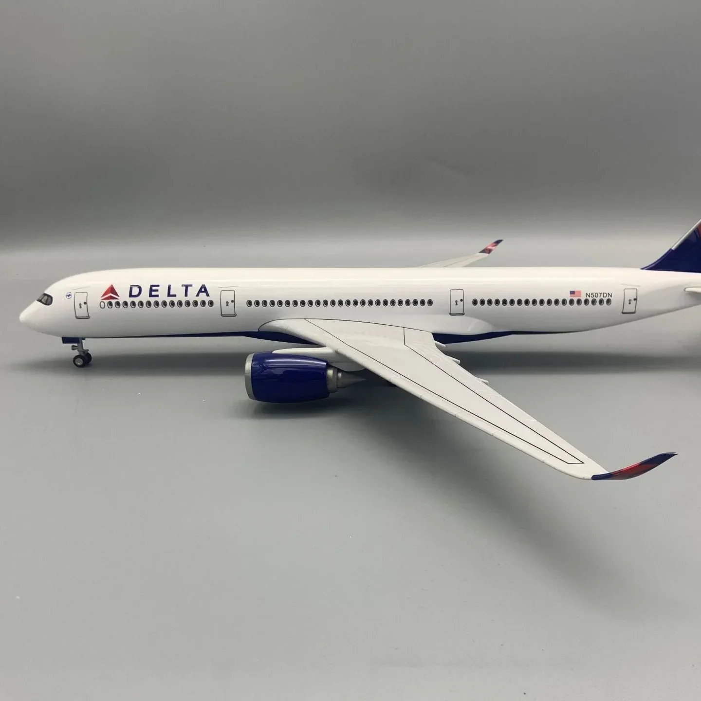 Airbus A350 Delta Airlines 1:142 – 47 cm / 18.5 in – LED Lights - Image 7