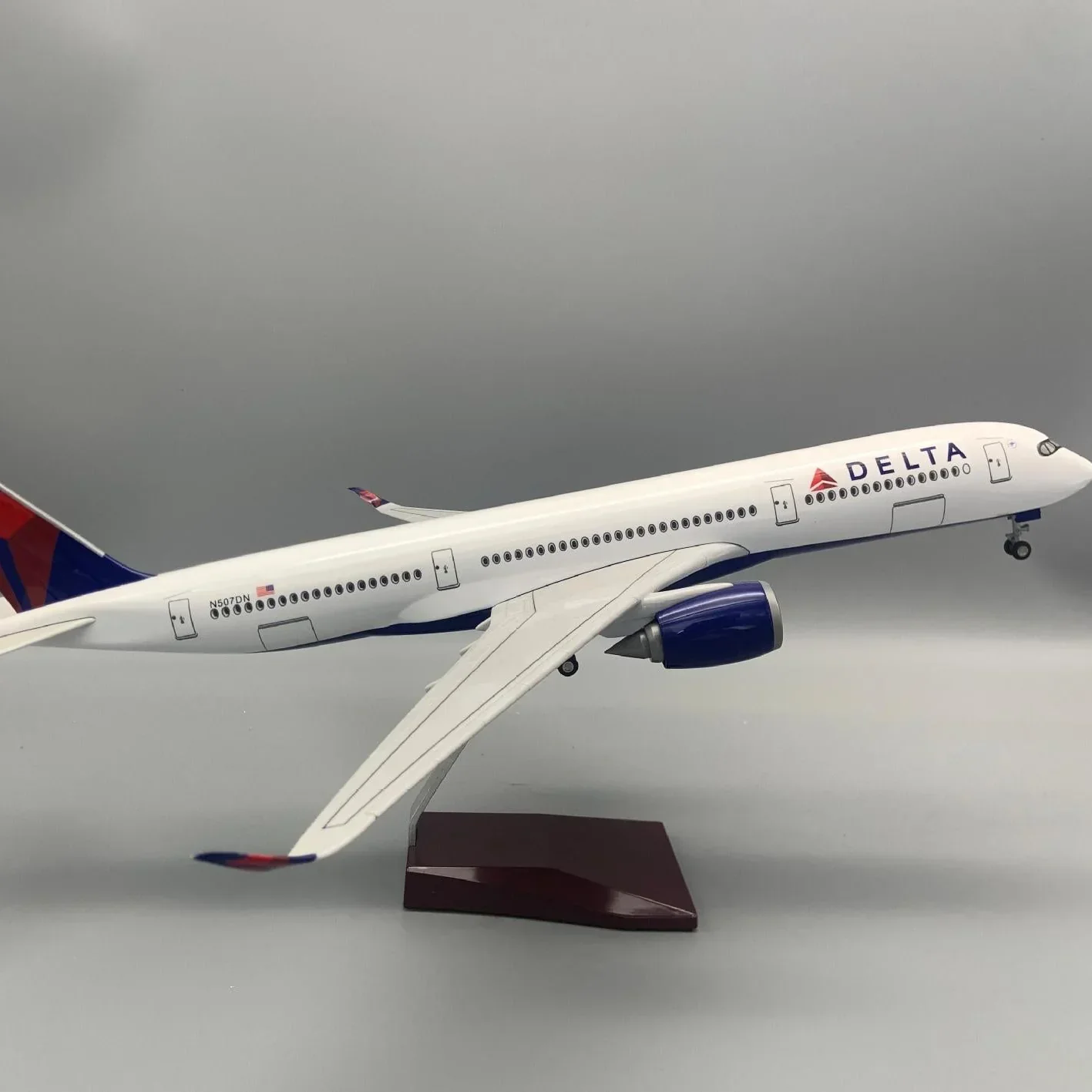 Airbus A350 Delta Airlines 1:142 – 47 cm / 18.5 in – LED Lights - Image 8
