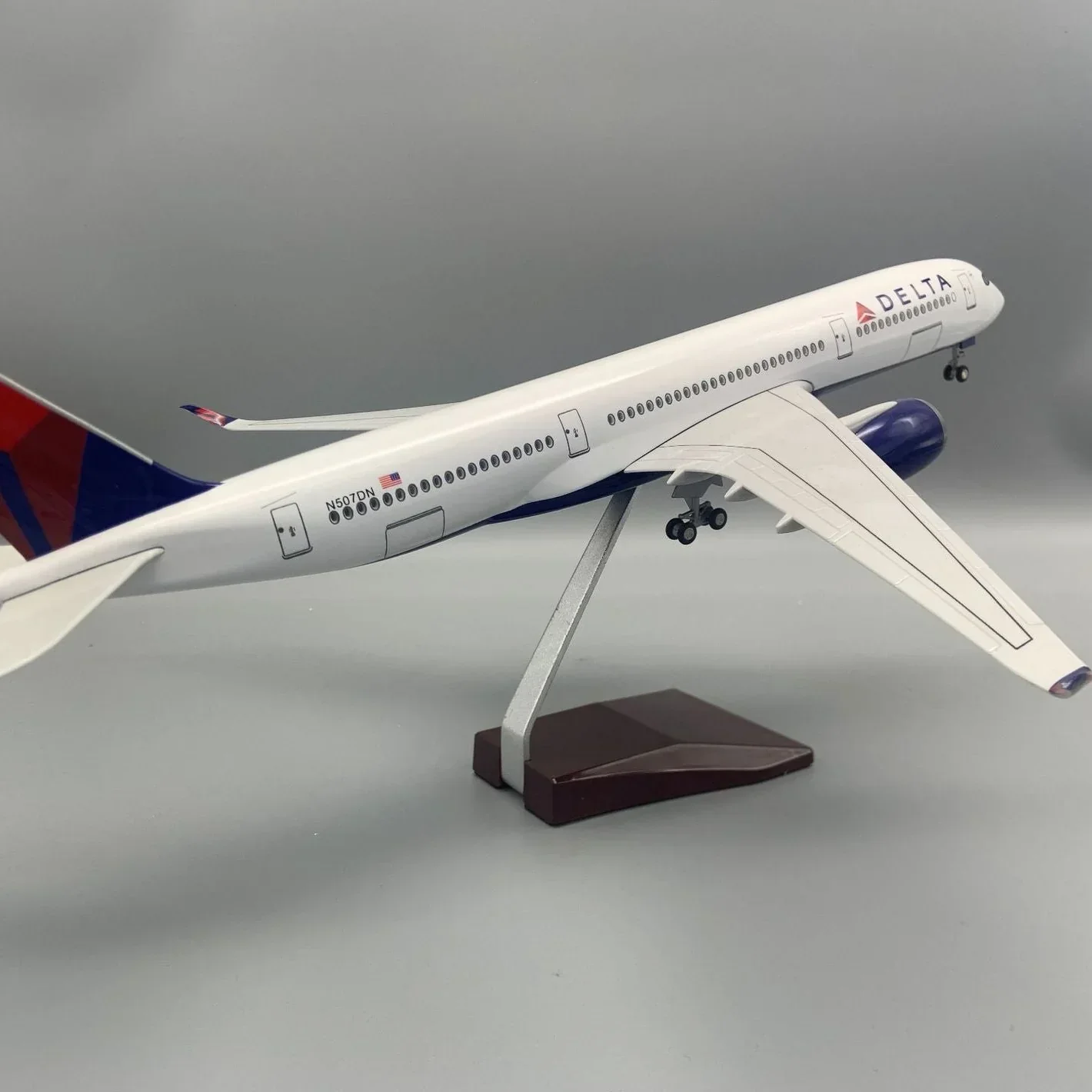 Airbus A350 Delta Airlines 1:142 – 47 cm / 18.5 in – LED Lights - Image 9