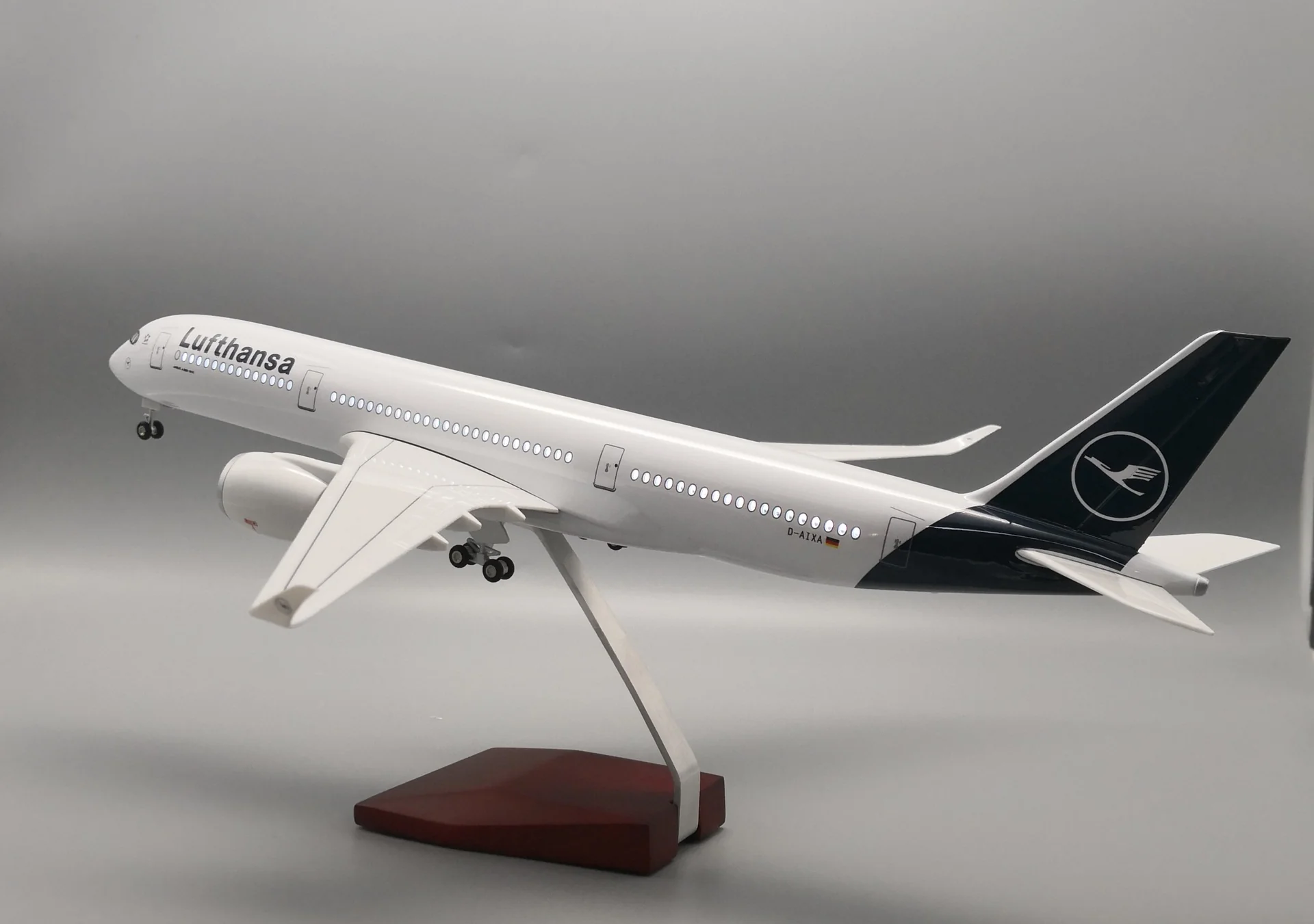 A350 Lufthansa - Scale 1/142 - 47CM - 18,5 in - Airplane Model - Image 5