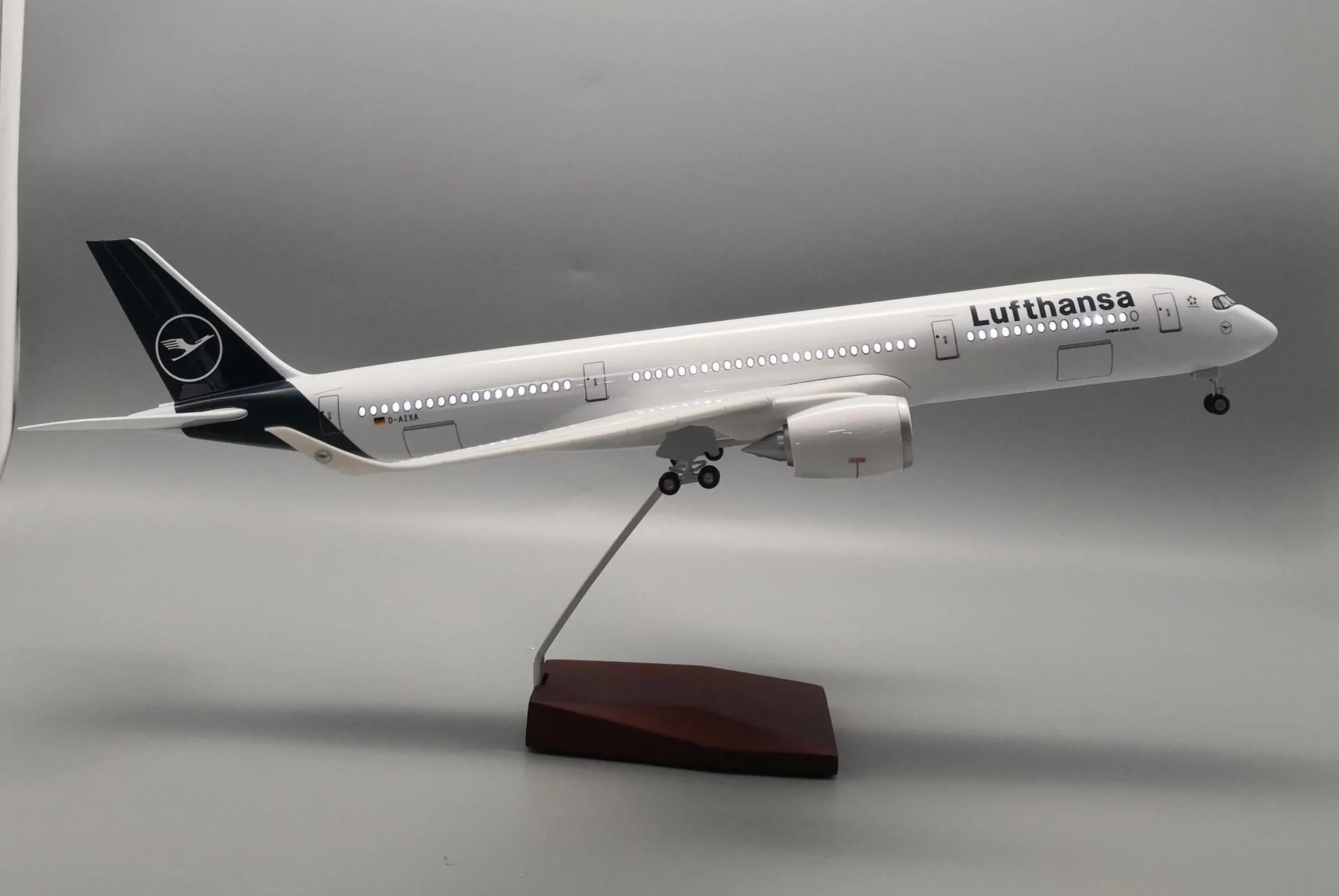 A350 Lufthansa - Scale 1/142 - 47CM - 18,5 in - Airplane Model - Image 6