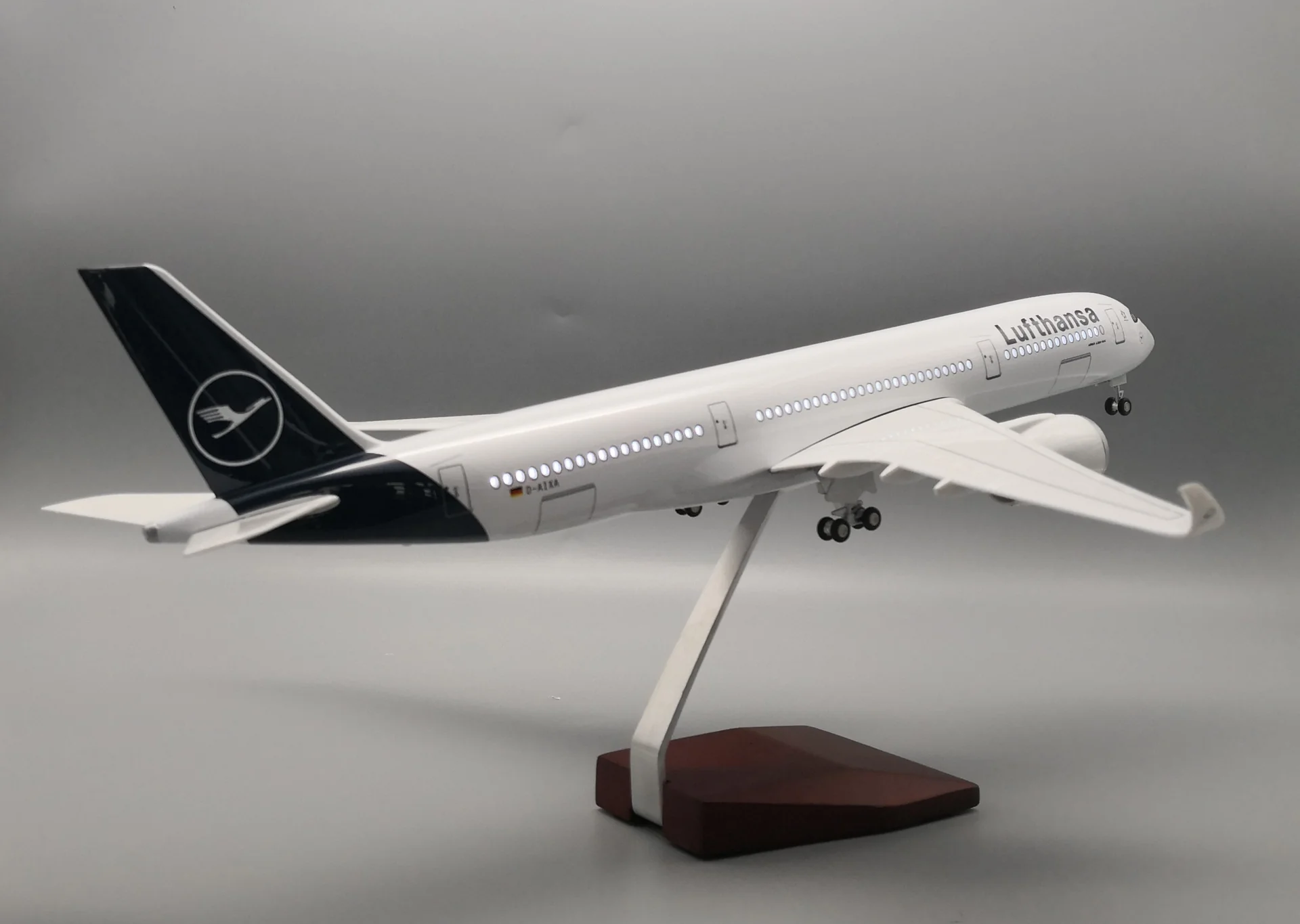 A350 Lufthansa - Scale 1/142 - 47CM - 18,5 in - Airplane Model - Image 7