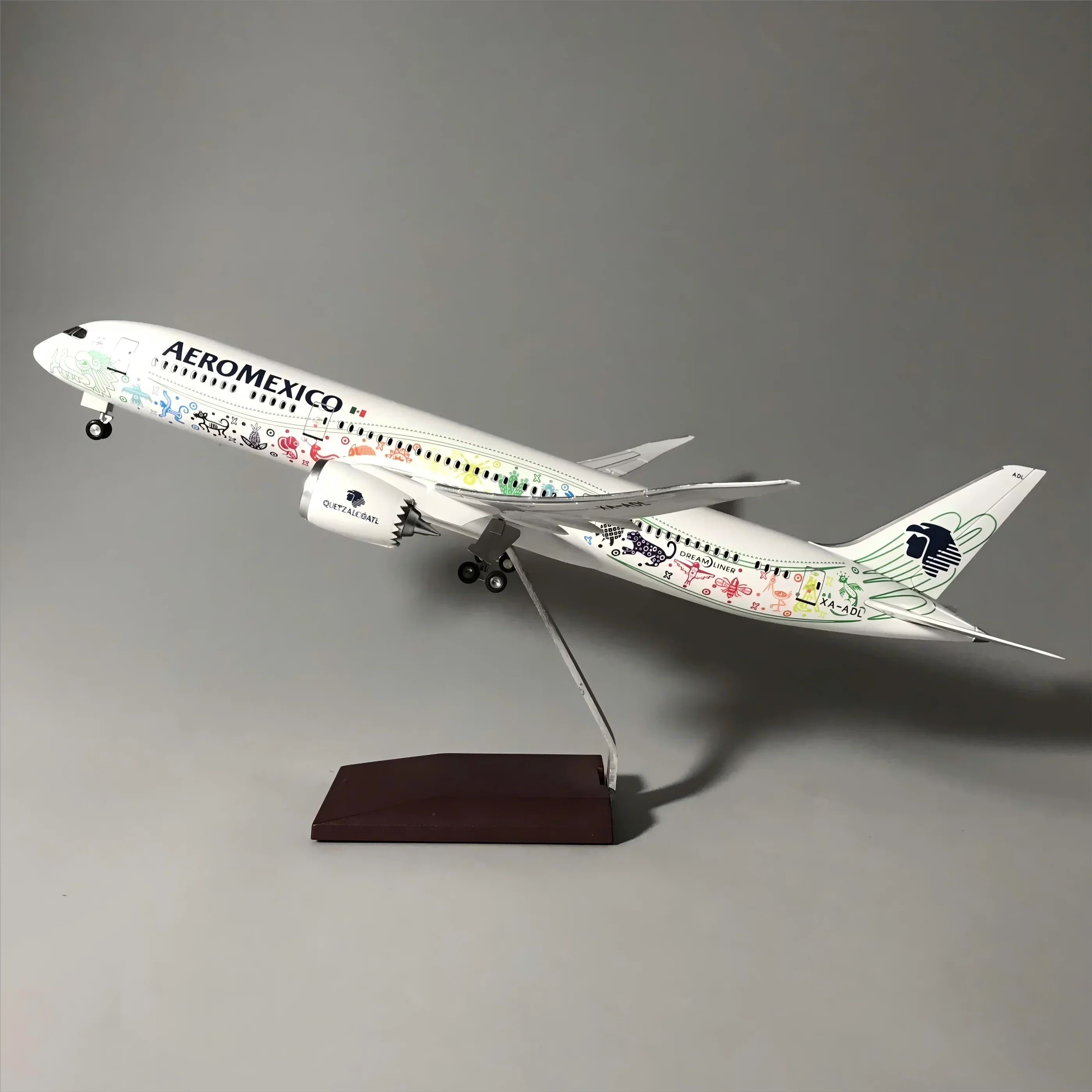 Boeing 787-9 Aeroméxico "Quetzalcóatl" – Scale 1:130 (43 cm / 16.9 in) - Image 16