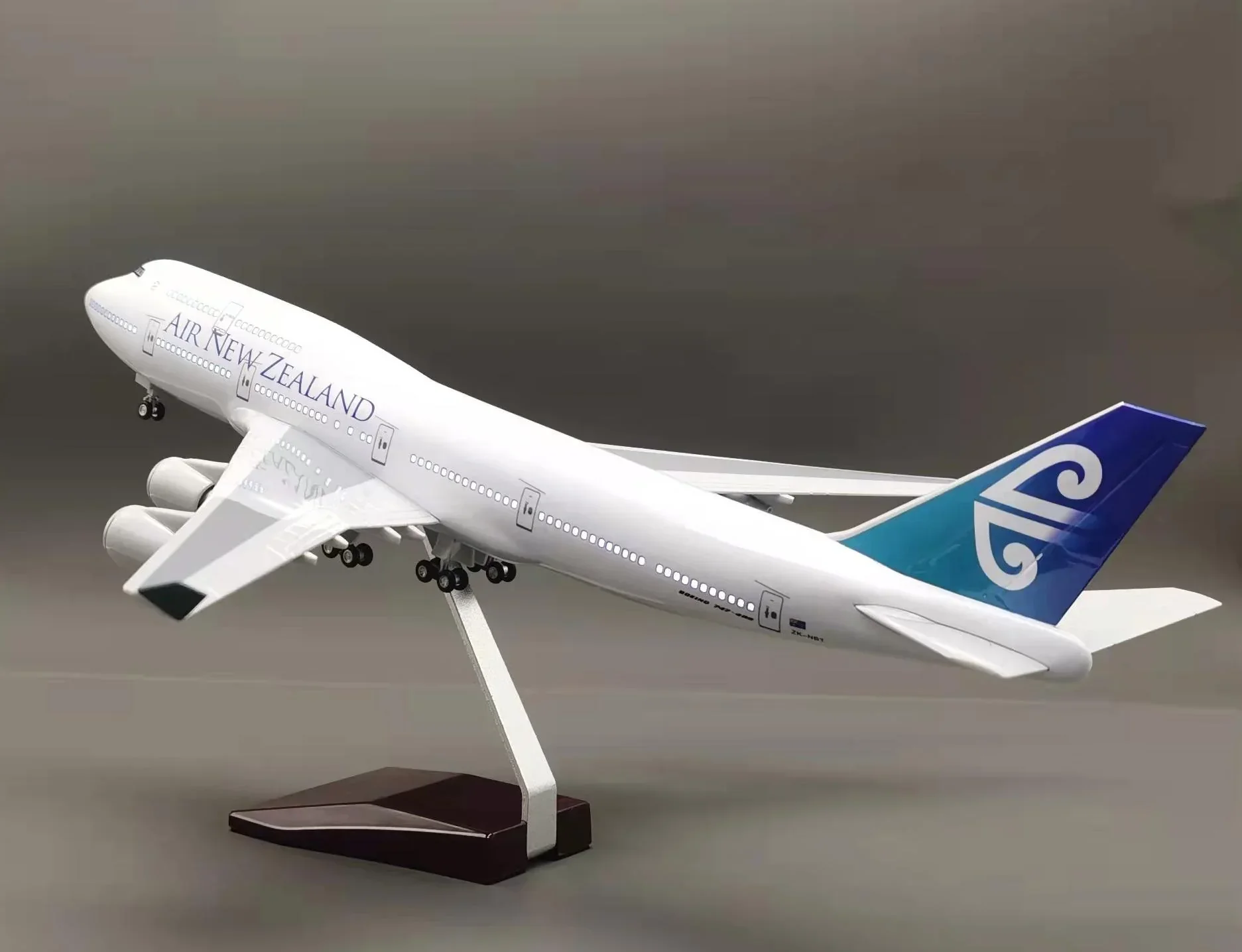 B747 Air New Zealand  - Scale 1/150 - 47cm - 18.5in - Airplane Model - Image 3