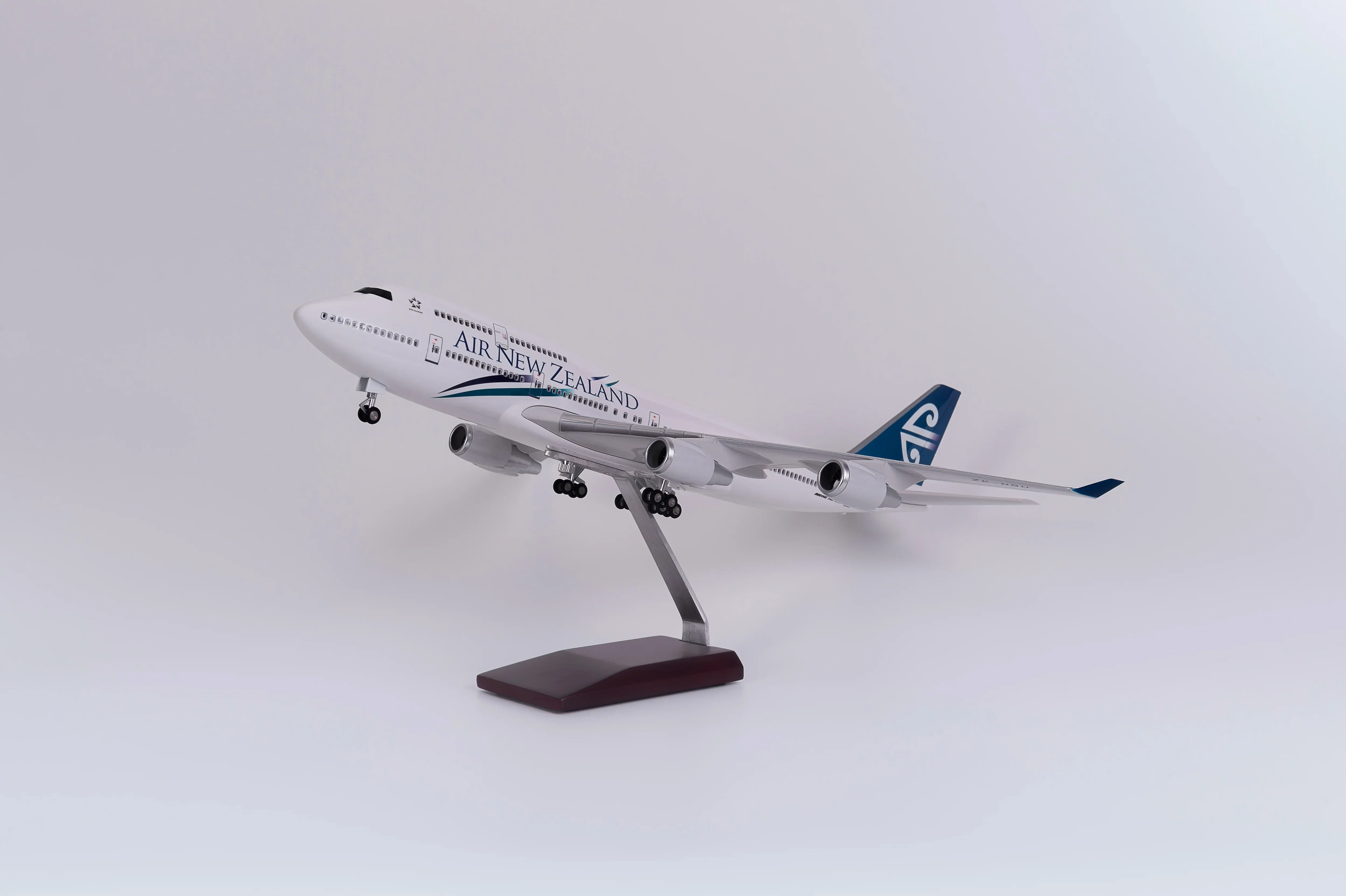 B747 Air New Zealand  - Scale 1/150 - 47cm - 18.5in - Airplane Model - Image 9
