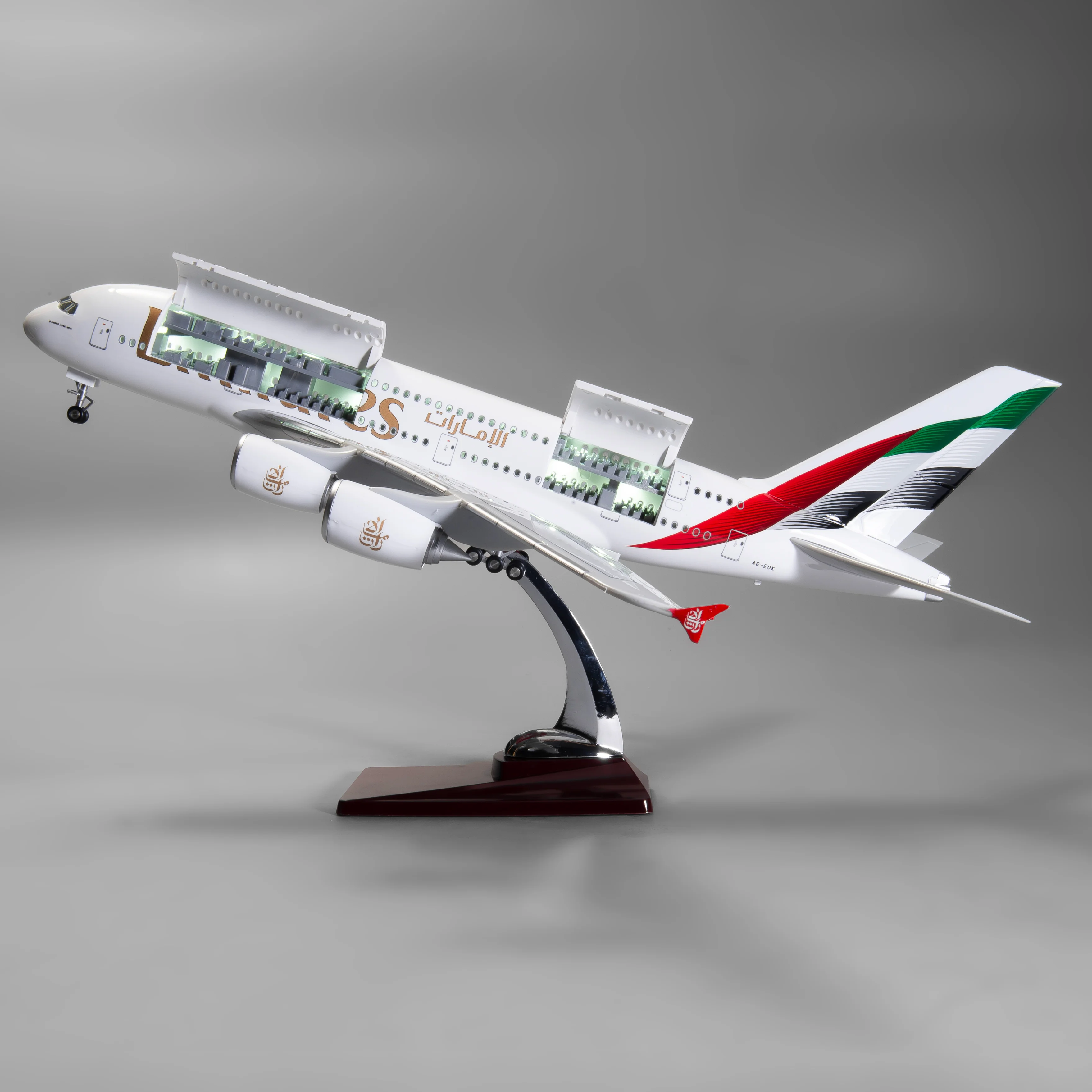 Airbus A380 Emirates 1:160 – 47 cm / 18.5 in – Opening Interior - Image 4