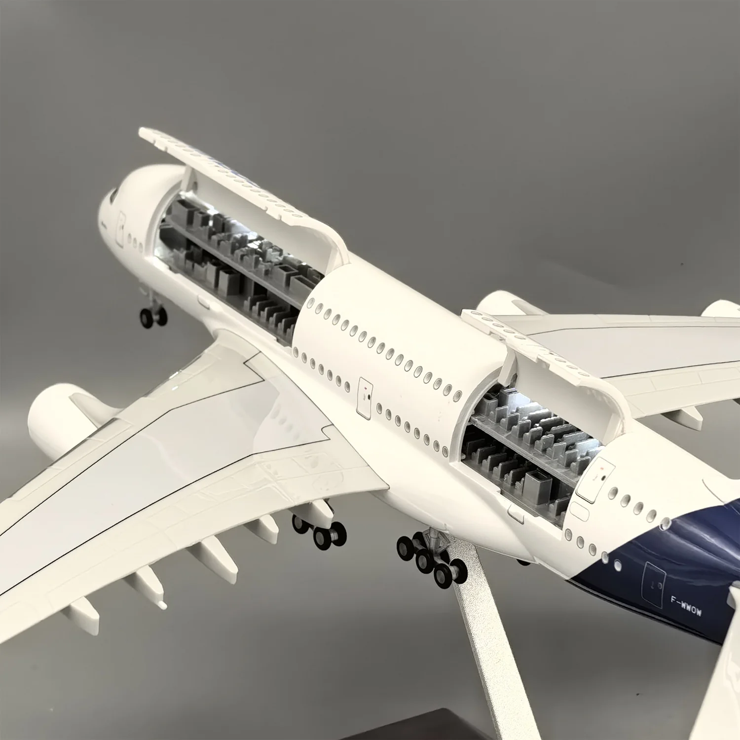 Airbus A380 Interior Cutaway Display Model – Scale 1:160 – Flying Dreams – 45.5 cm - Image 3