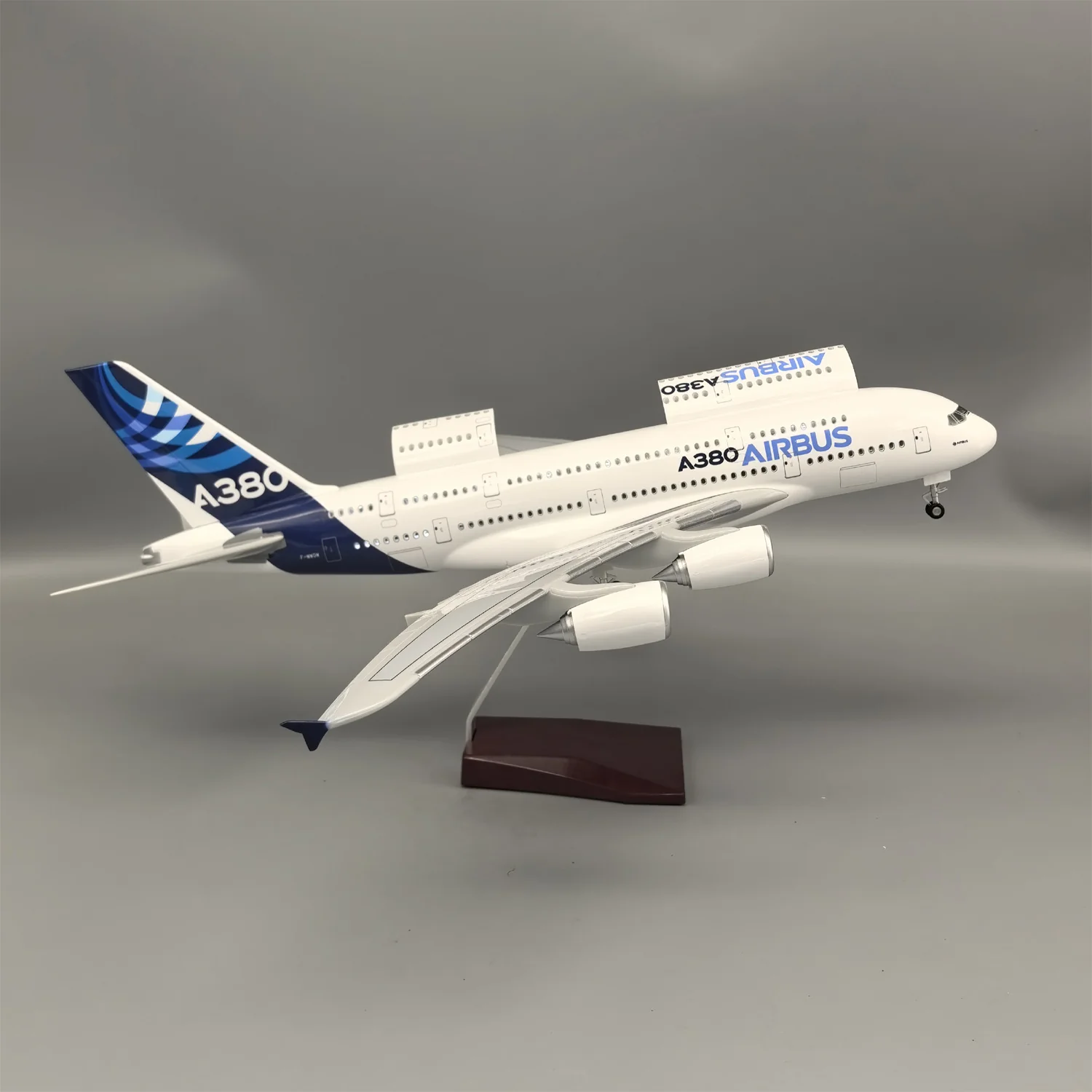 Airbus A380 Interior Cutaway Display Model – Scale 1:160 – Flying Dreams – 45.5 cm - Image 4