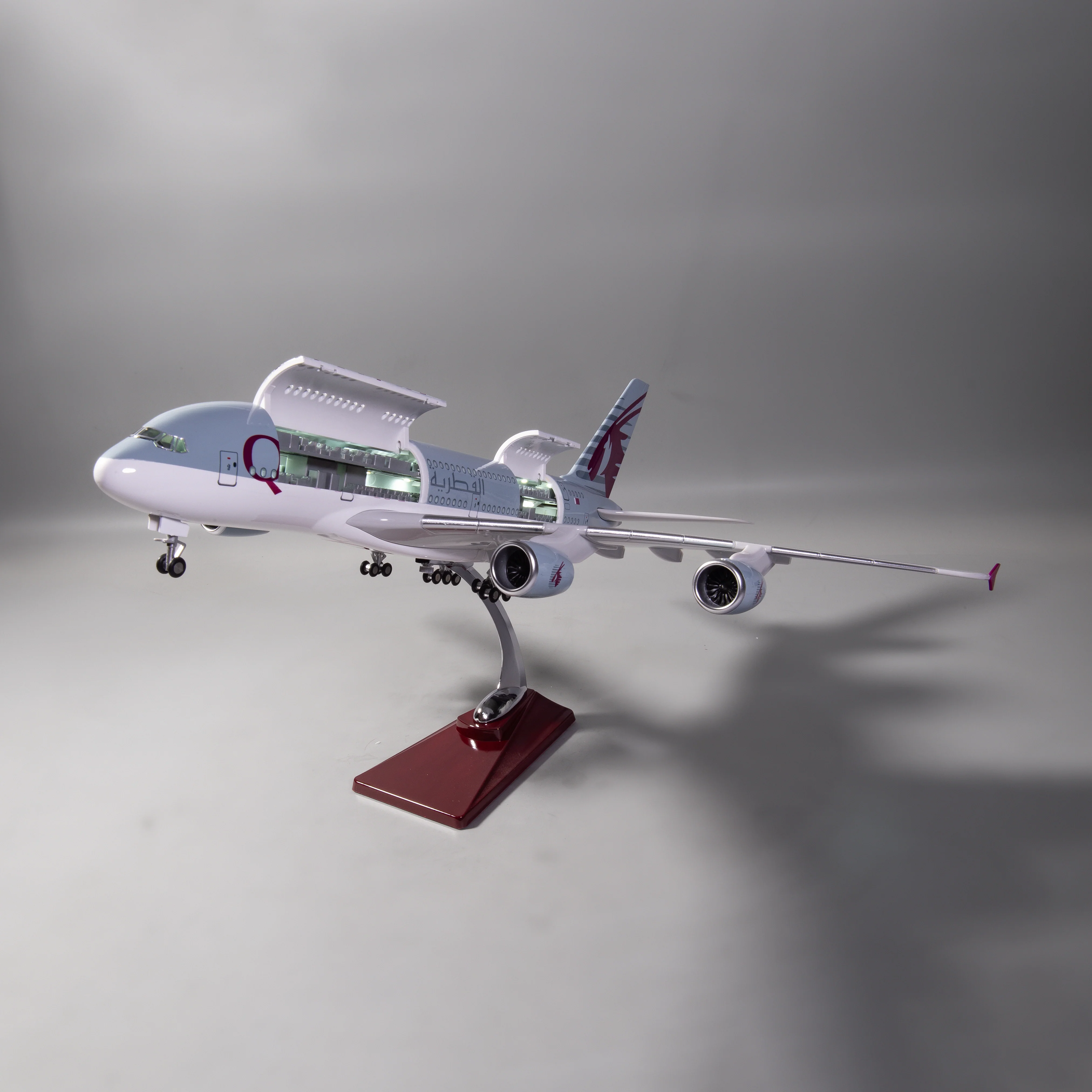 Airbus A380 Qatar 1:160 – 47 cm / 18.5 in – Opening Interior - Image 4