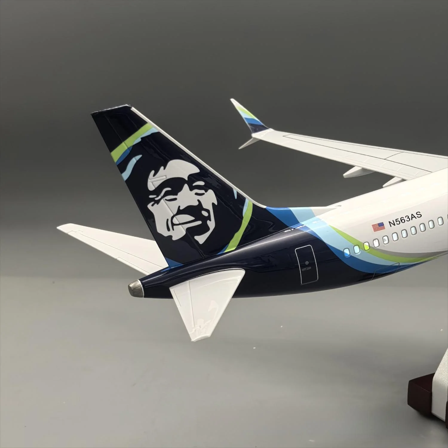 Boeing 737-800 Alaska Airlines 1:85 – 47 cm / 18.5 in – LED Lights - Image 15