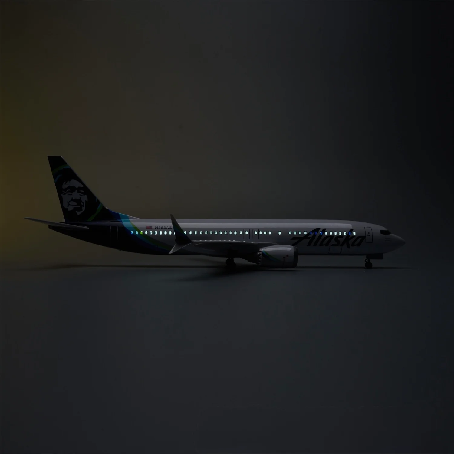 Boeing 737-800 Alaska Airlines 1:85 – 47 cm / 18.5 in – LED Lights - Image 3