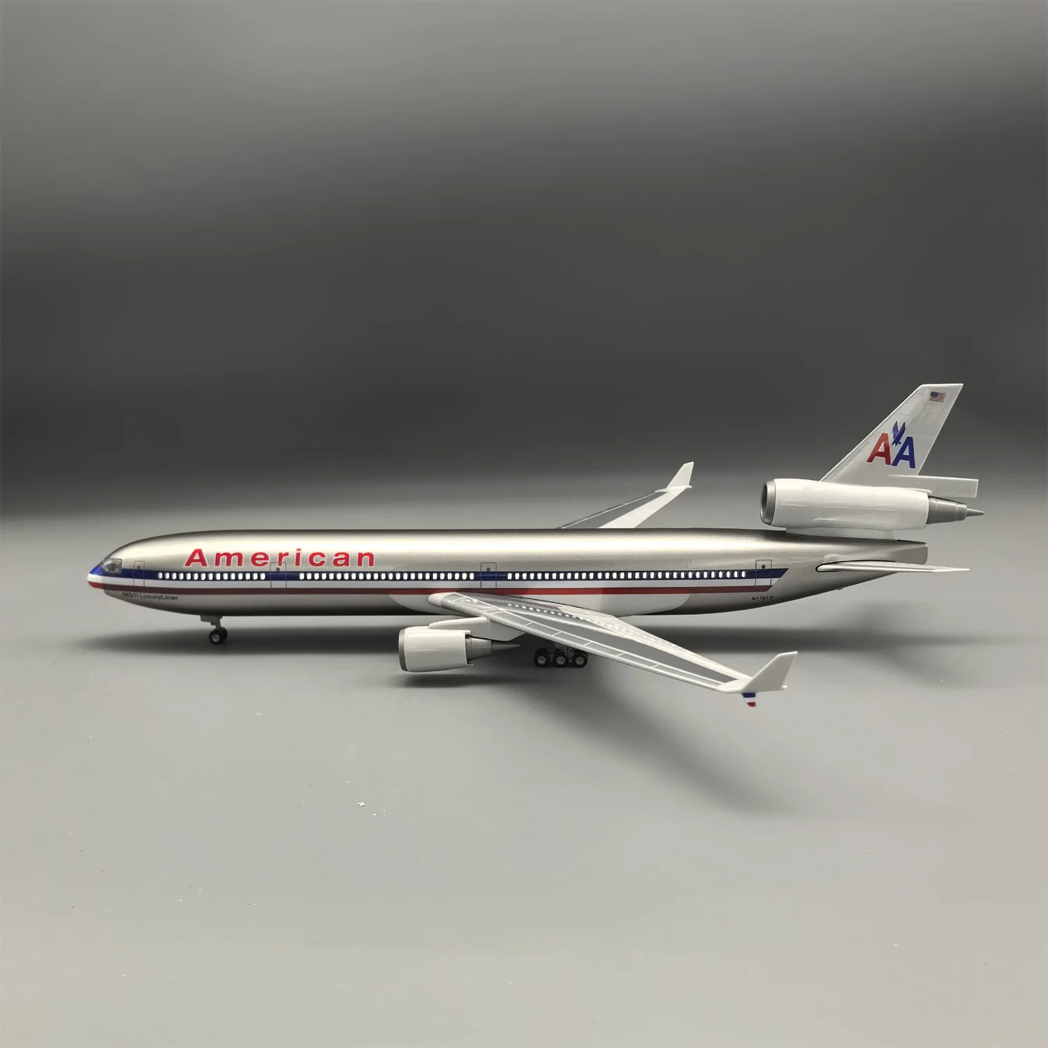 MD-11 American Airlines 1:130 – 47 cm / 18.5 in – ABS Resin – Optional LED Lights - Image 11