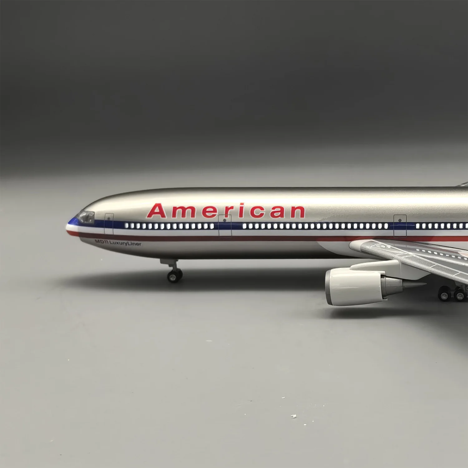 MD-11 American Airlines 1:130 – 47 cm / 18.5 in – ABS Resin – Optional LED Lights - Image 12