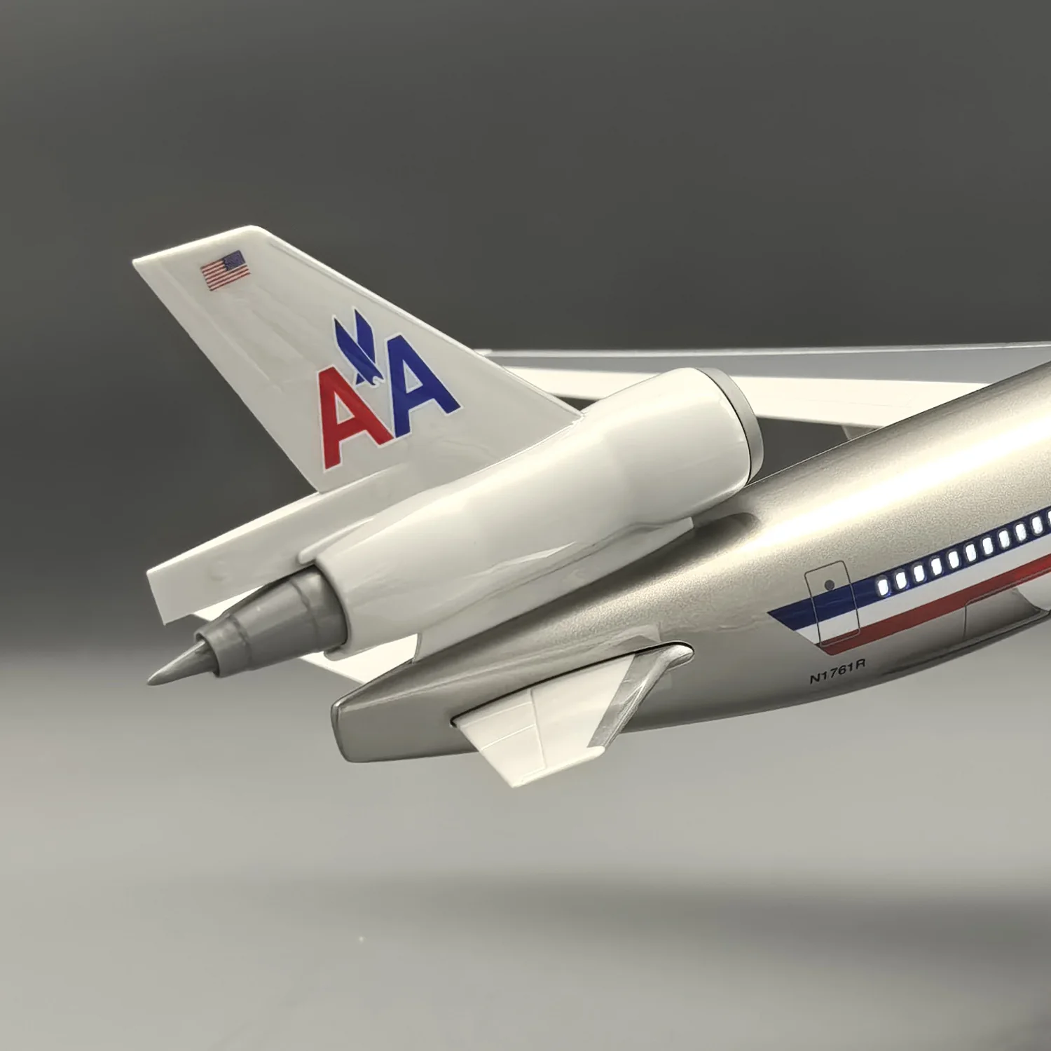 MD-11 American Airlines 1:130 – 47 cm / 18.5 in – ABS Resin – Optional LED Lights - Image 13
