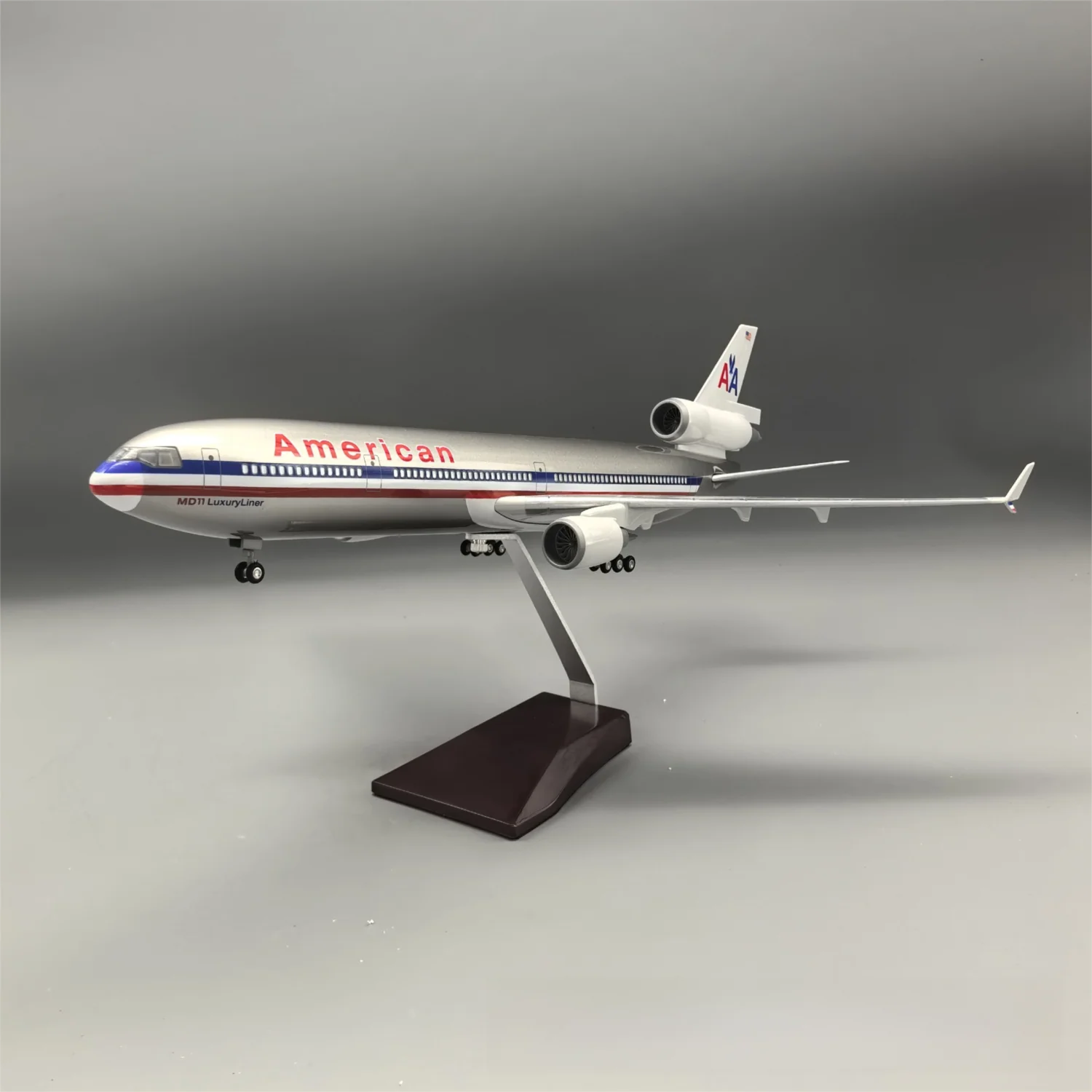 MD-11 American Airlines 1:130 – 47 cm / 18.5 in – ABS Resin – Optional LED Lights - Image 14
