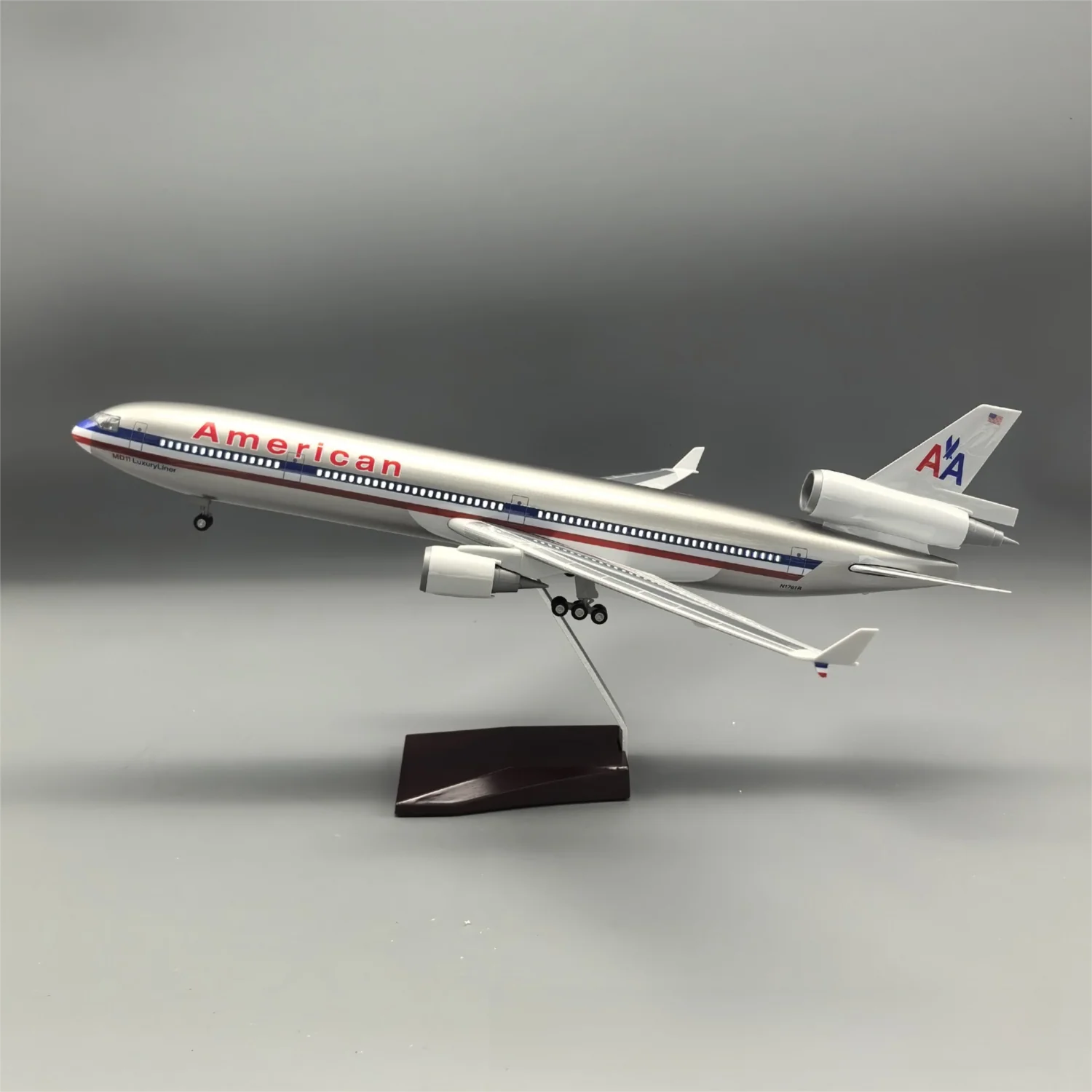 MD-11 American Airlines 1:130 – 47 cm / 18.5 in – ABS Resin – Optional LED Lights - Image 15