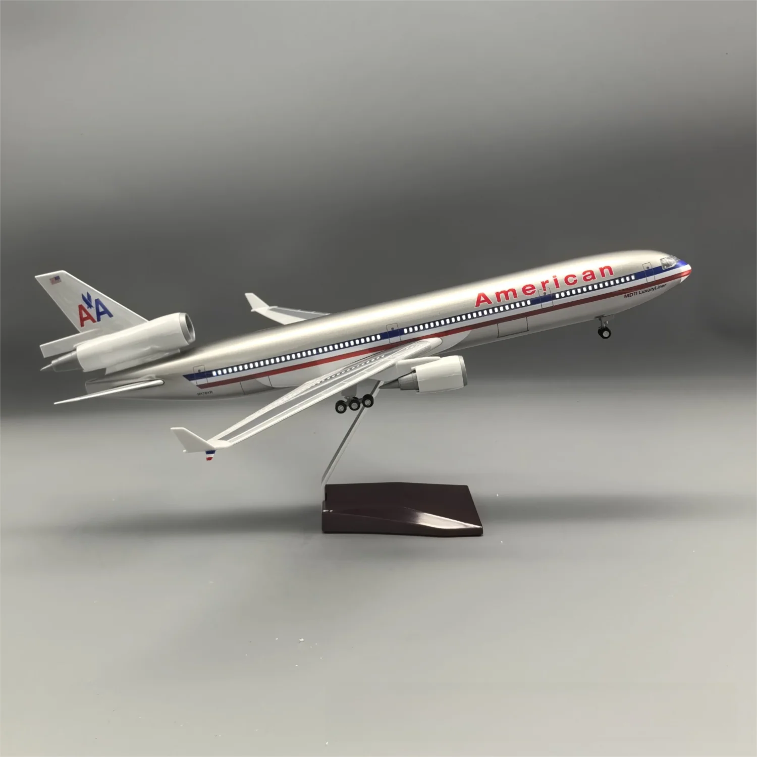 MD-11 American Airlines 1:130 – 47 cm / 18.5 in – ABS Resin – Optional LED Lights - Image 16