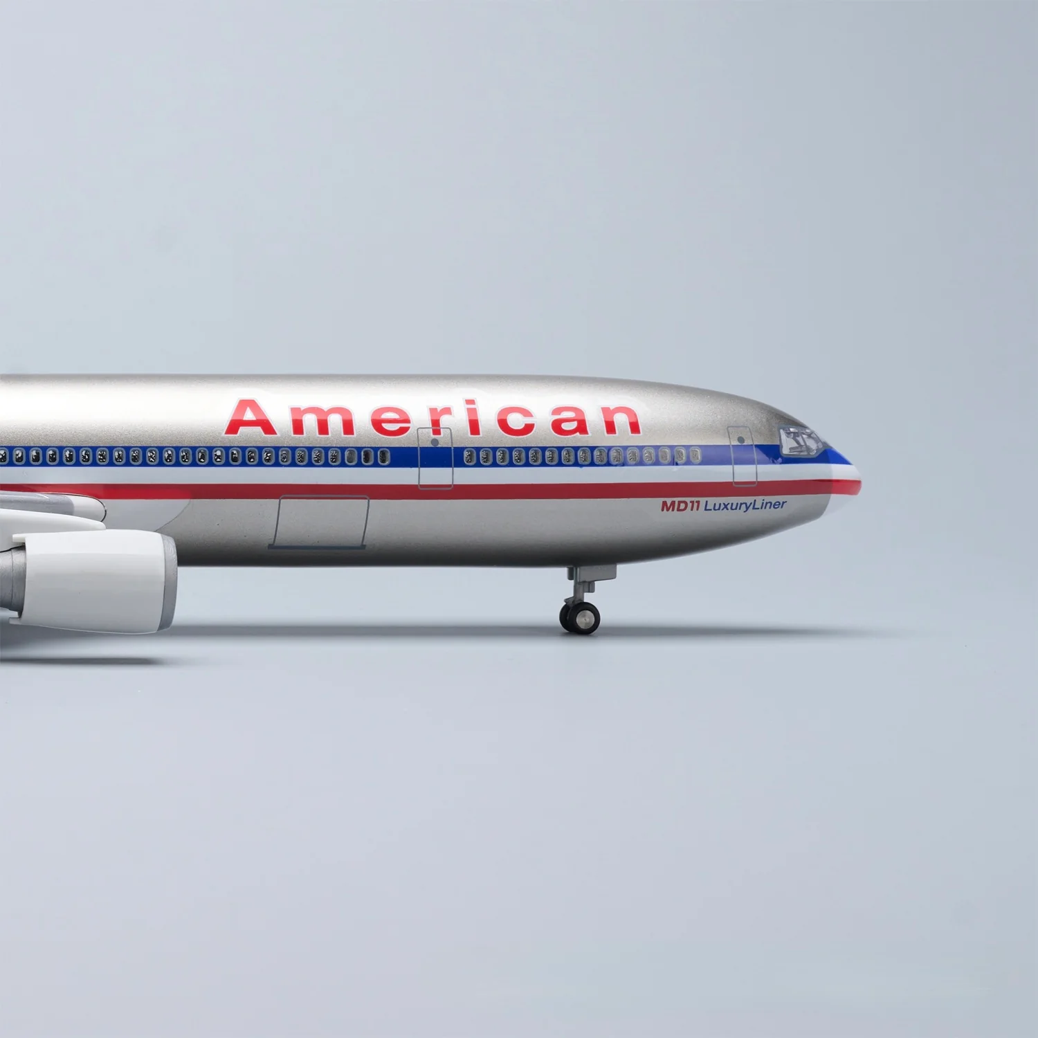MD-11 American Airlines 1:130 – 47 cm / 18.5 in – ABS Resin – Optional LED Lights - Image 3