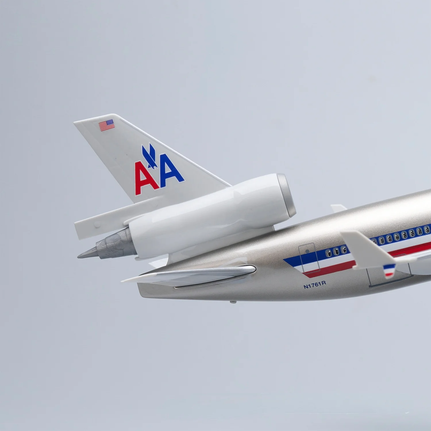 MD-11 American Airlines 1:130 – 47 cm / 18.5 in – ABS Resin – Optional LED Lights - Image 4
