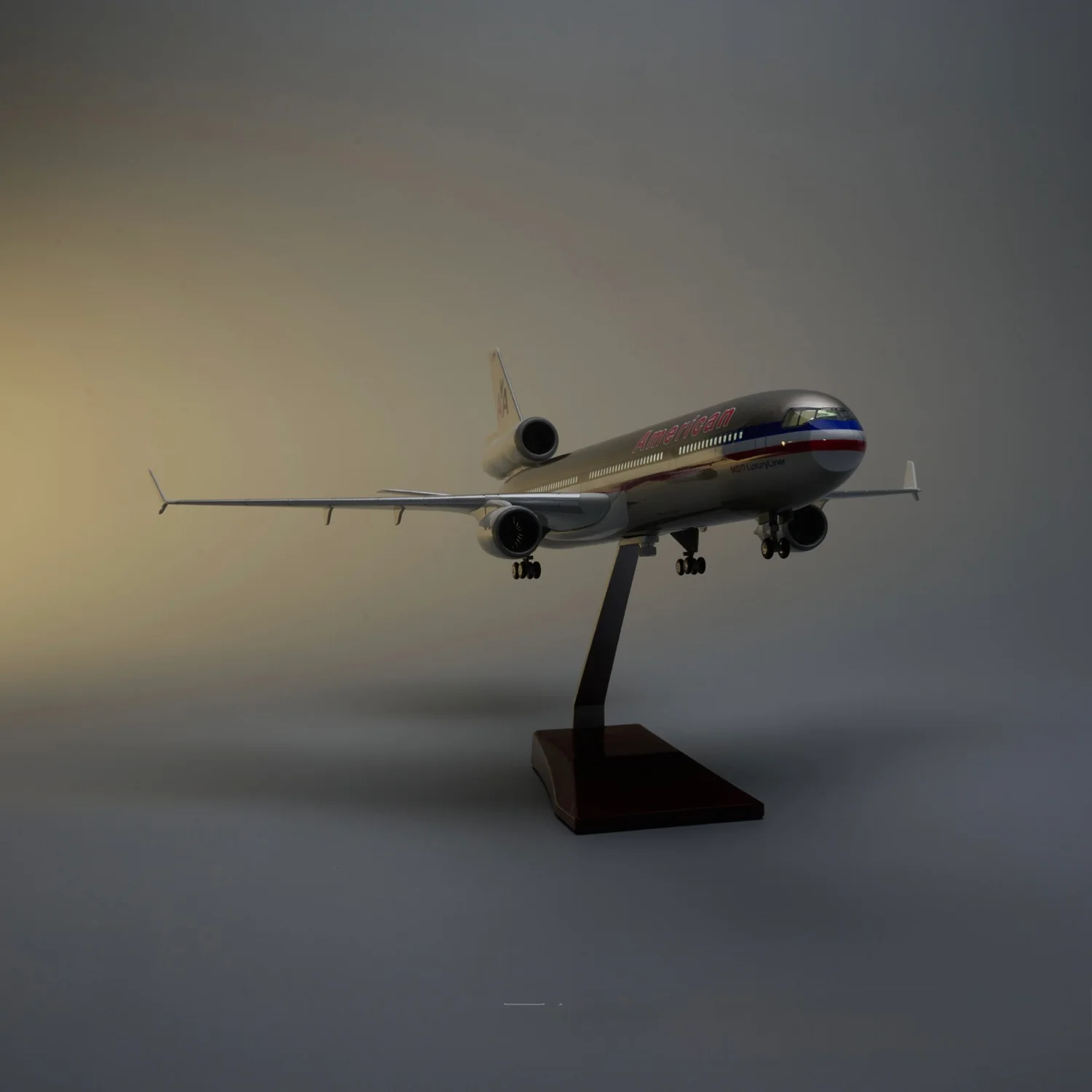 MD-11 American Airlines 1:130 – 47 cm / 18.5 in – ABS Resin – Optional LED Lights - Image 5