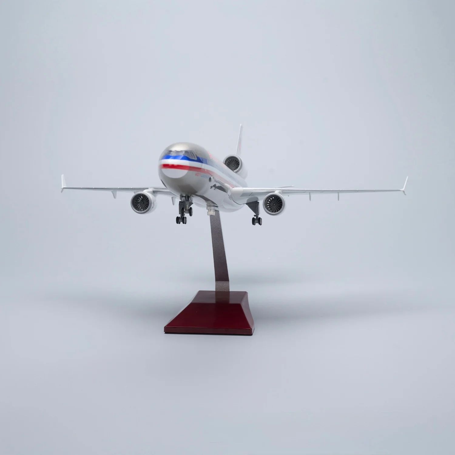 MD-11 American Airlines 1:130 – 47 cm / 18.5 in – ABS Resin – Optional LED Lights - Image 6