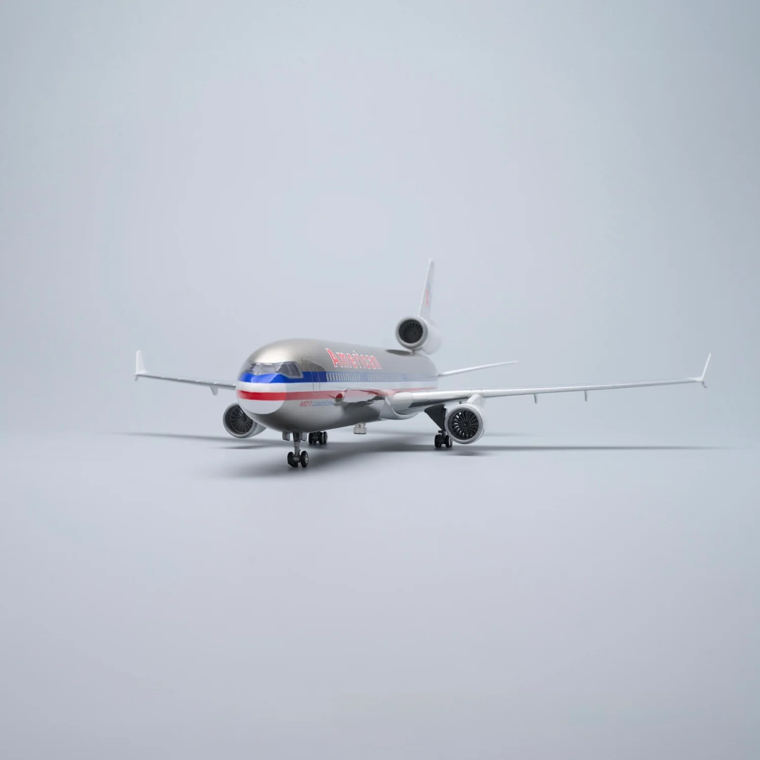 MD-11 American Airlines 1:130 – 47 cm / 18.5 in – ABS Resin – Optional LED Lights - Image 7