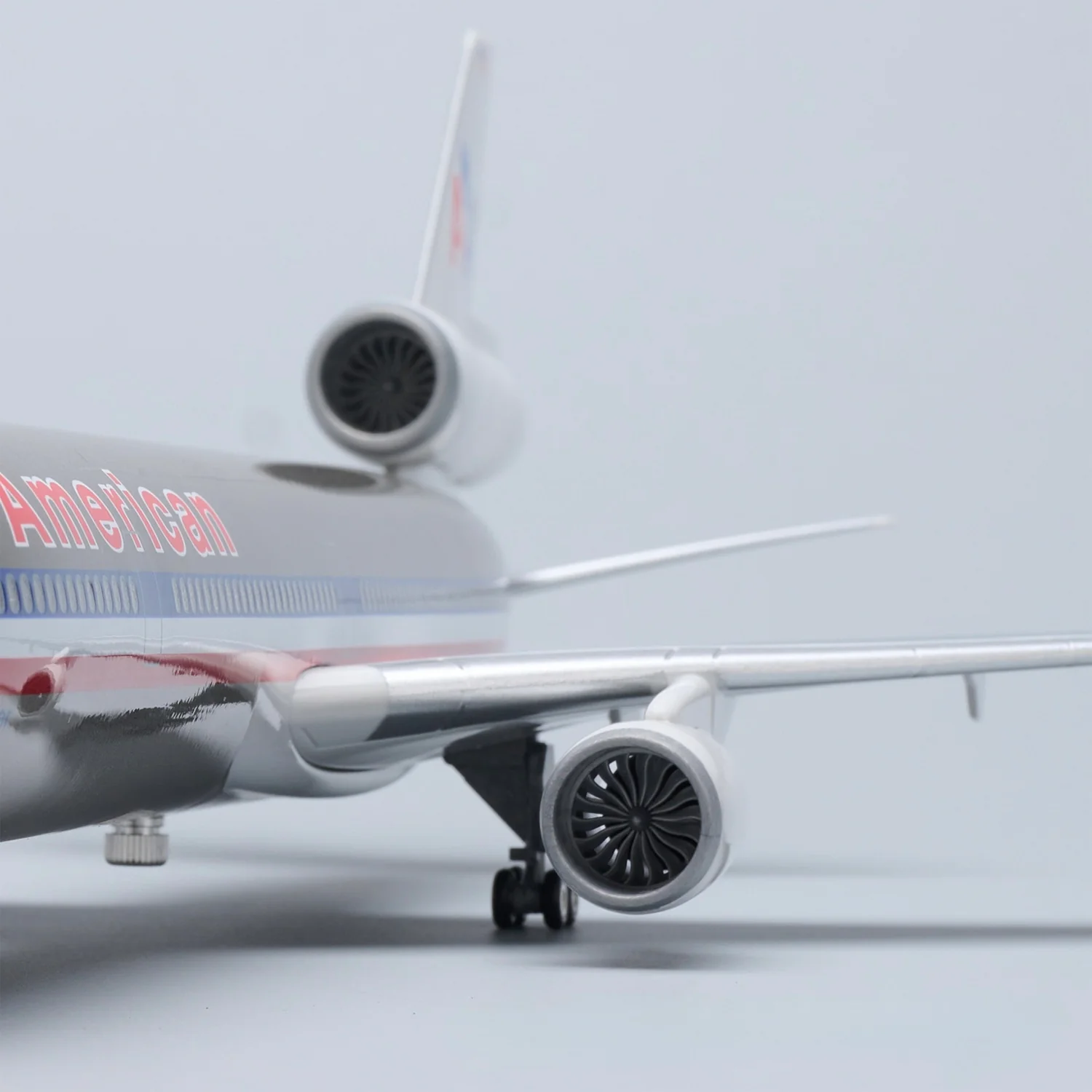 MD-11 American Airlines 1:130 – 47 cm / 18.5 in – ABS Resin – Optional LED Lights - Image 8