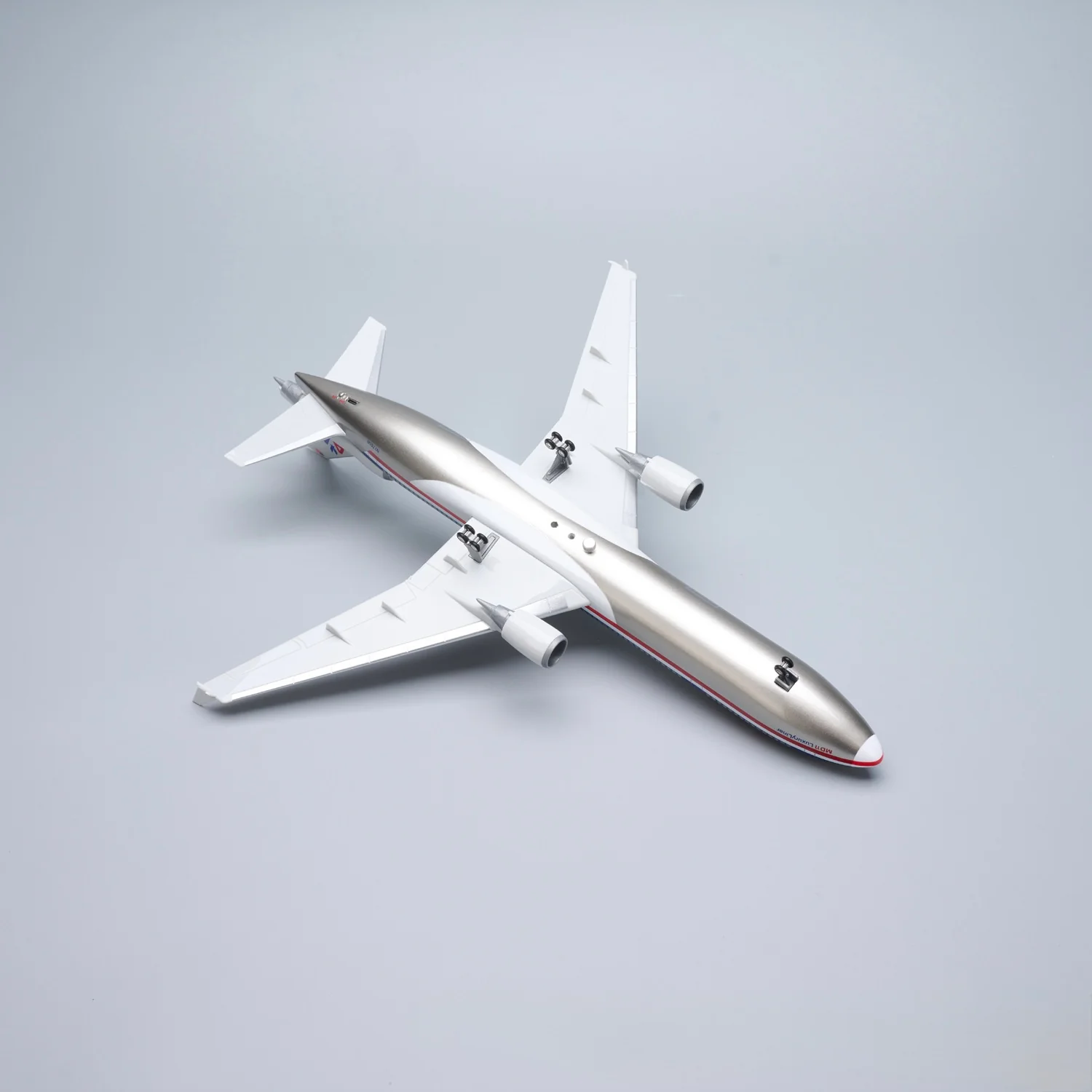MD-11 American Airlines 1:130 – 47 cm / 18.5 in – ABS Resin – Optional LED Lights - Image 9
