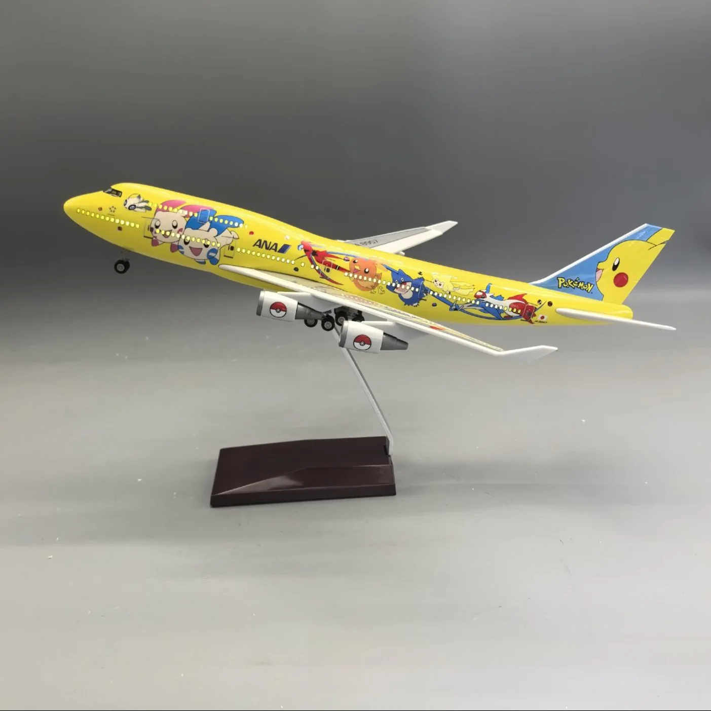 ANA "Pikachu Jet" Boeing 747-400 1:190 – 37 cm / 14.6 in – Special Pokemon Edition - Image 5
