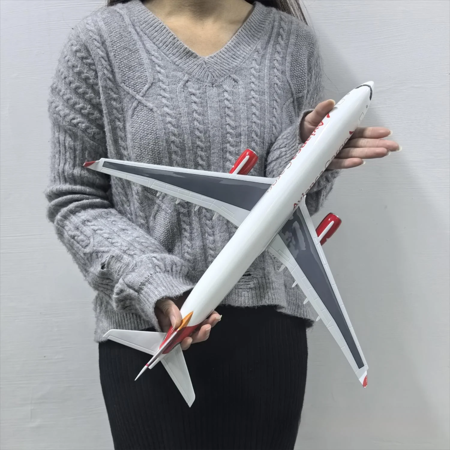 Avianca Cargo Airbus A330-200F 1:135 – 47 cm / 18.5 in – Logistics Edition - Image 3