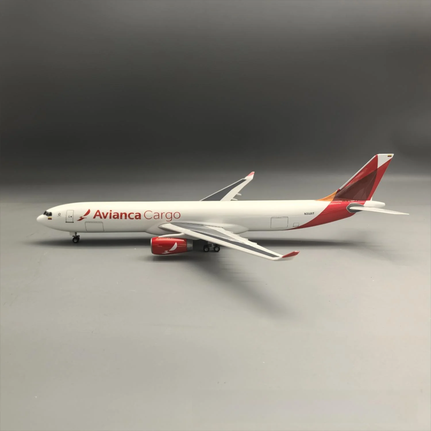 Avianca Cargo Airbus A330-200F 1:135 – 47 cm / 18.5 in – Logistics Edition - Image 4