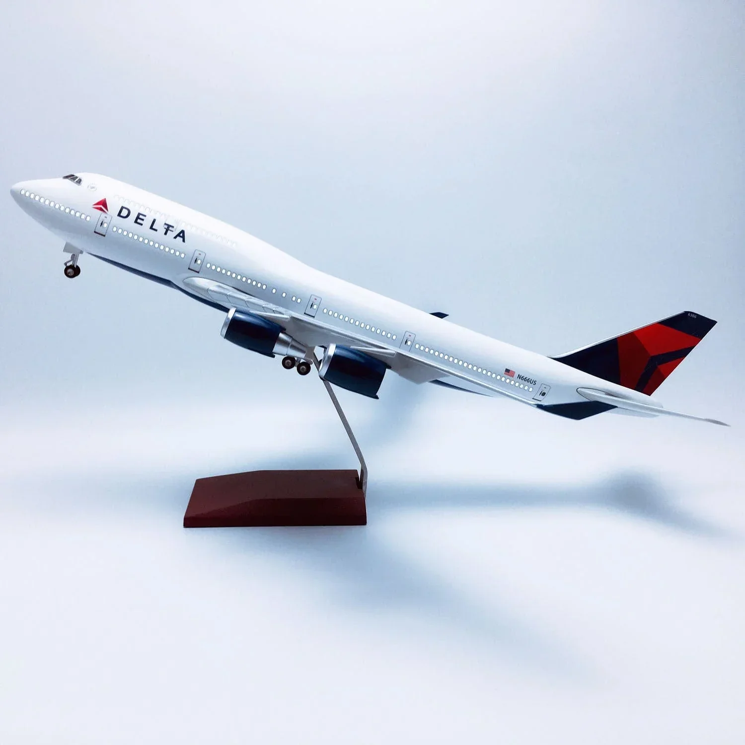 Boeing 747 Delta 1:150 – 47 cm / 18.5 in – LED Lights - Image 5
