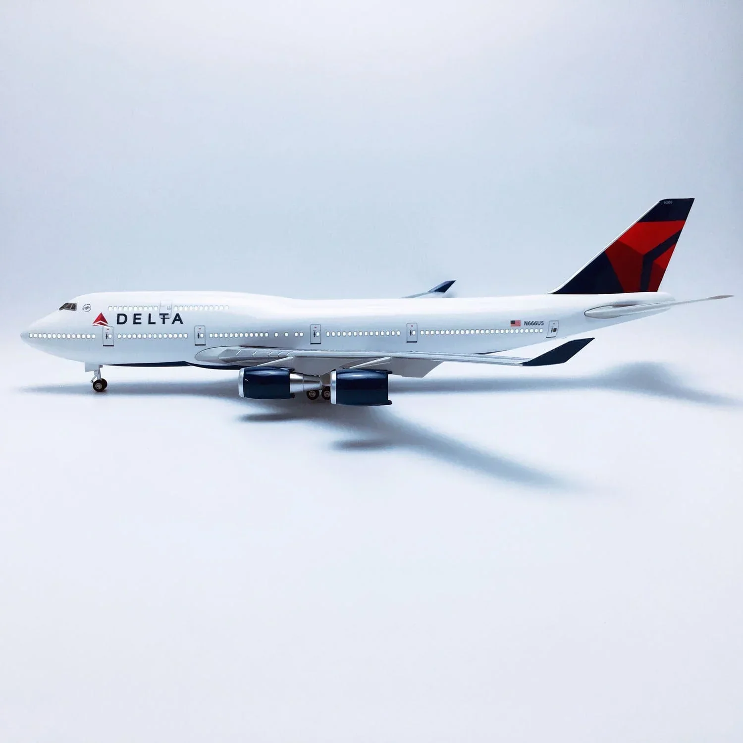 Boeing 747 Delta 1:150 – 47 cm / 18.5 in – LED Lights - Image 6