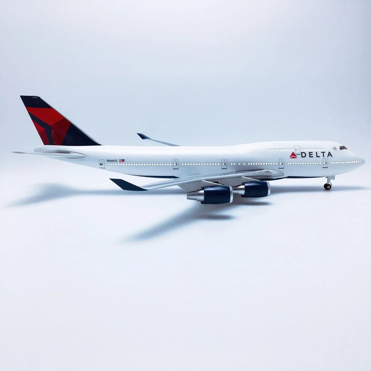 Boeing 747 Delta 1:150 – 47 cm / 18.5 in – LED Lights - Image 7