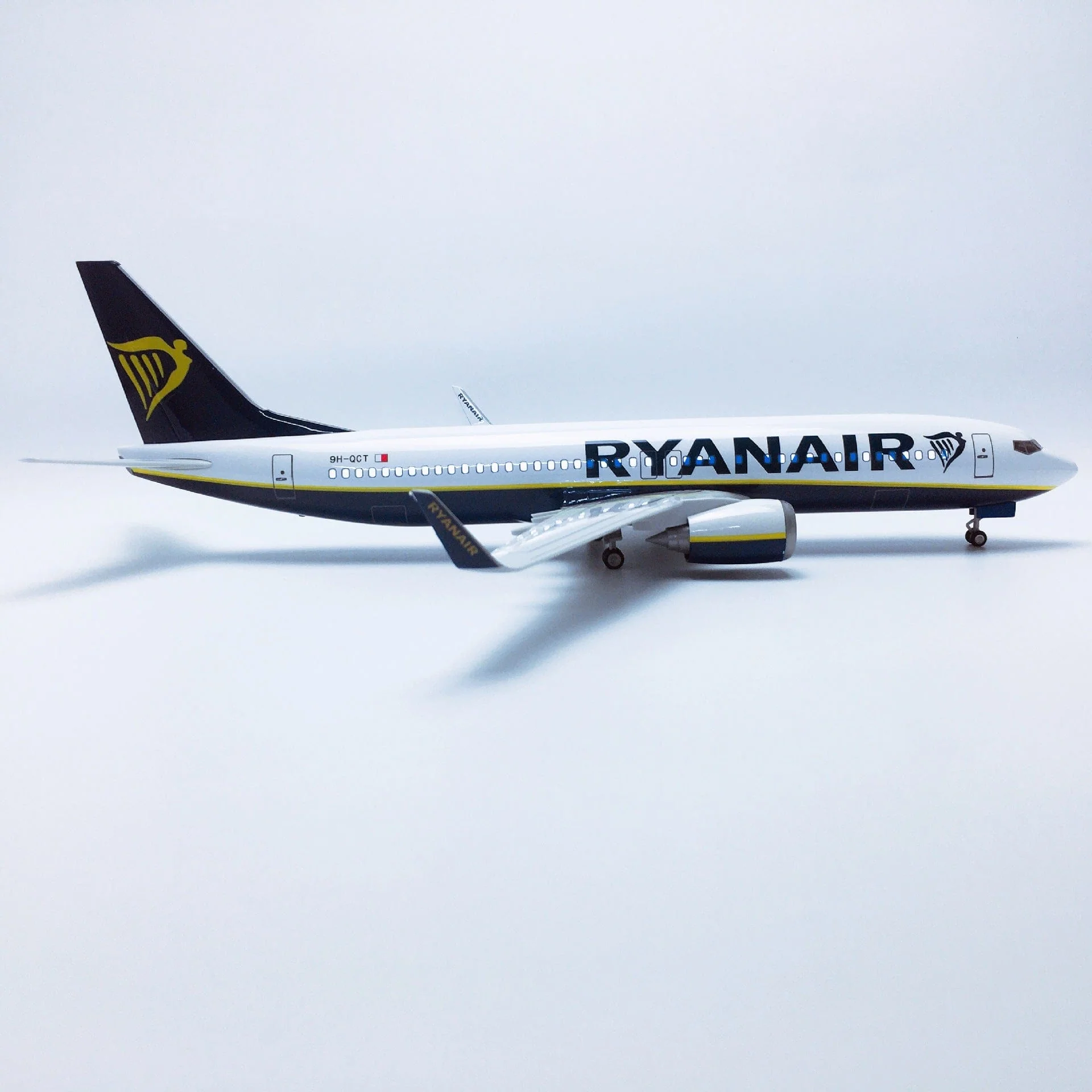 B737-800 Ryanair - Scale 1/80 - 47cm - 18.5 in - Airplane Model - Image 15