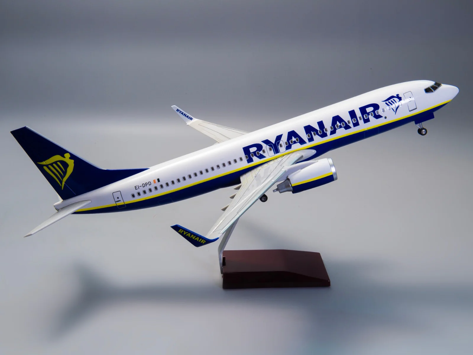B737-800 Ryanair - Scale 1/80 - 47cm - 18.5 in - Airplane Model - Image 3