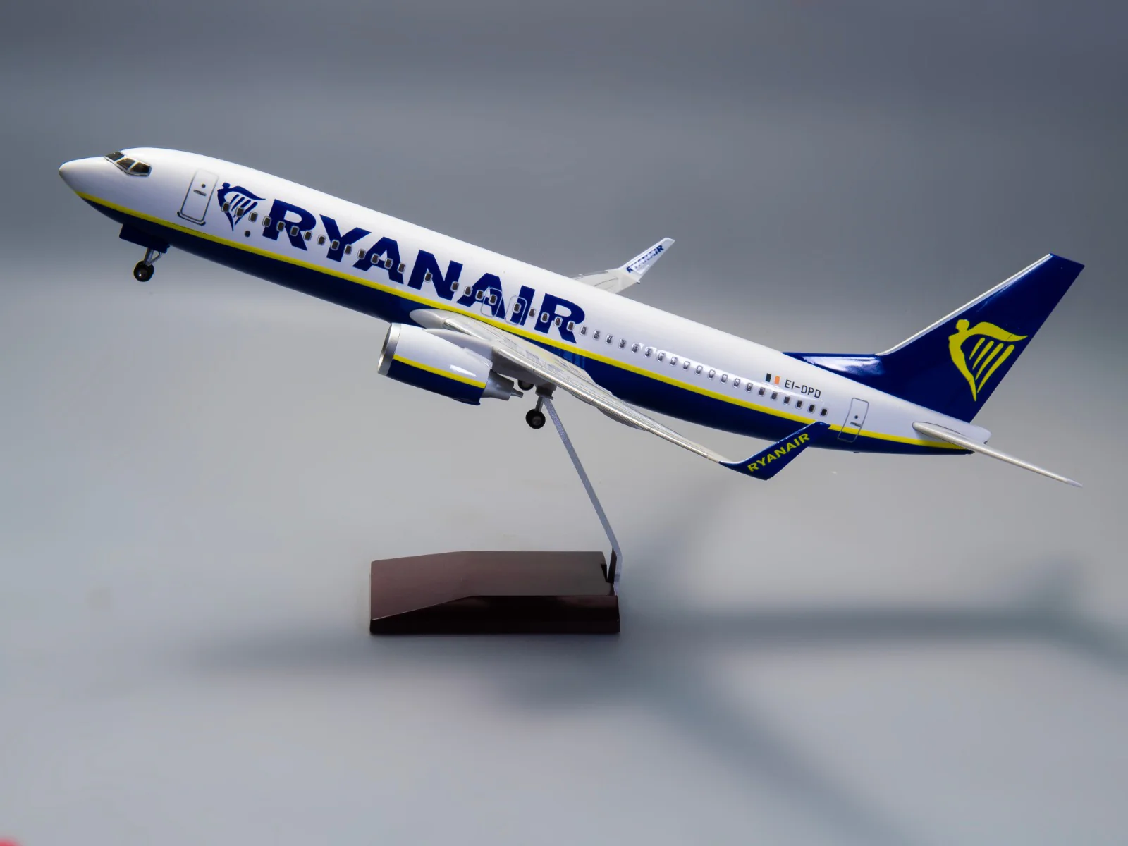 B737-800 Ryanair - Scale 1/80 - 47cm - 18.5 in - Airplane Model - Image 4