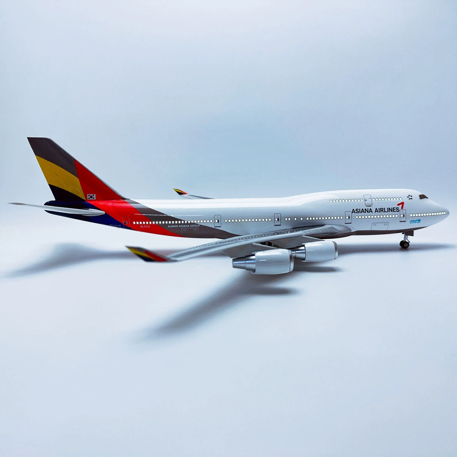 B747 Asiana Airlines - Scale 1/157 - L:47cm - Image 3