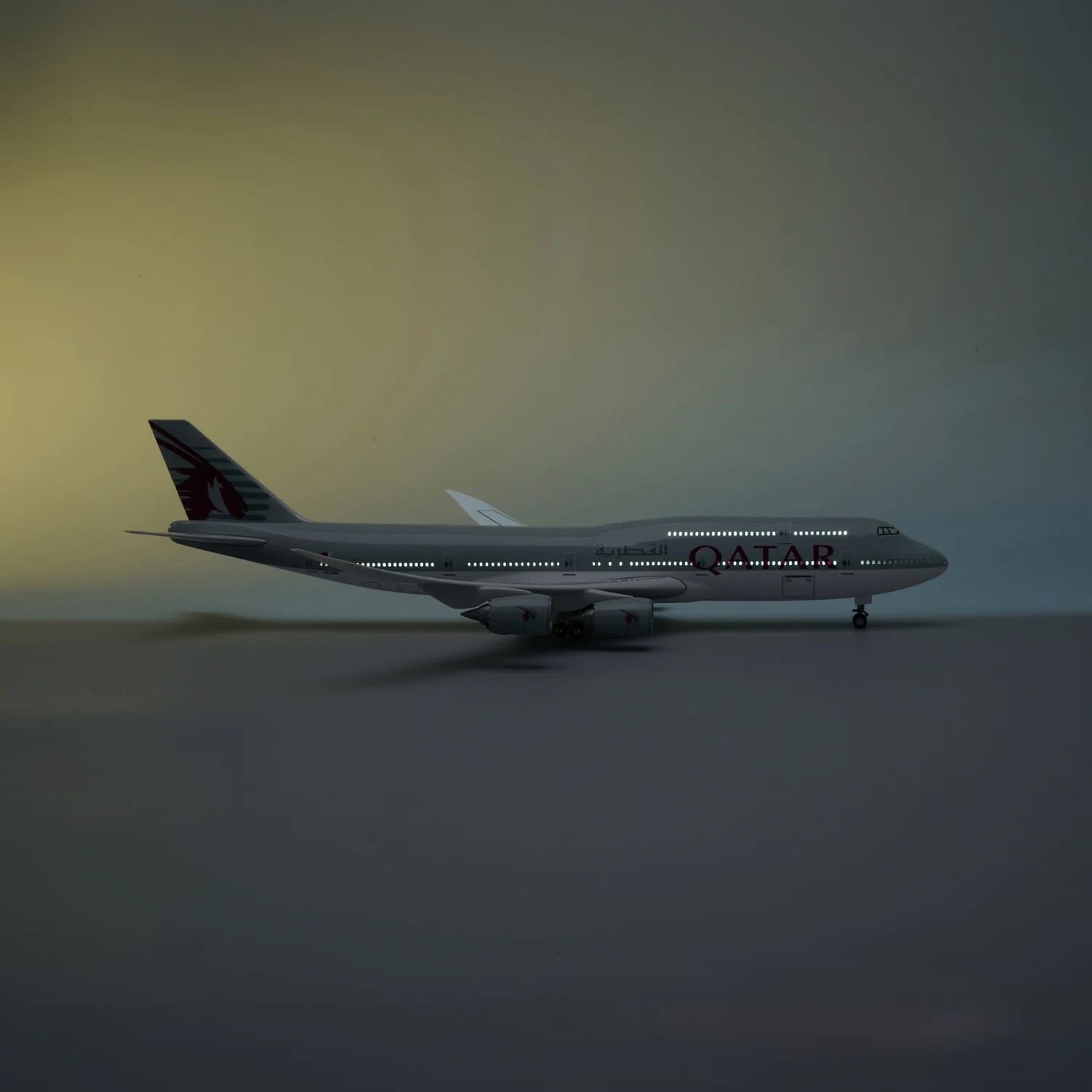 B747 QATAR - SCALE 1/150 - 47CM - 18.5 IN - AIRPLANE MODEL - Image 3