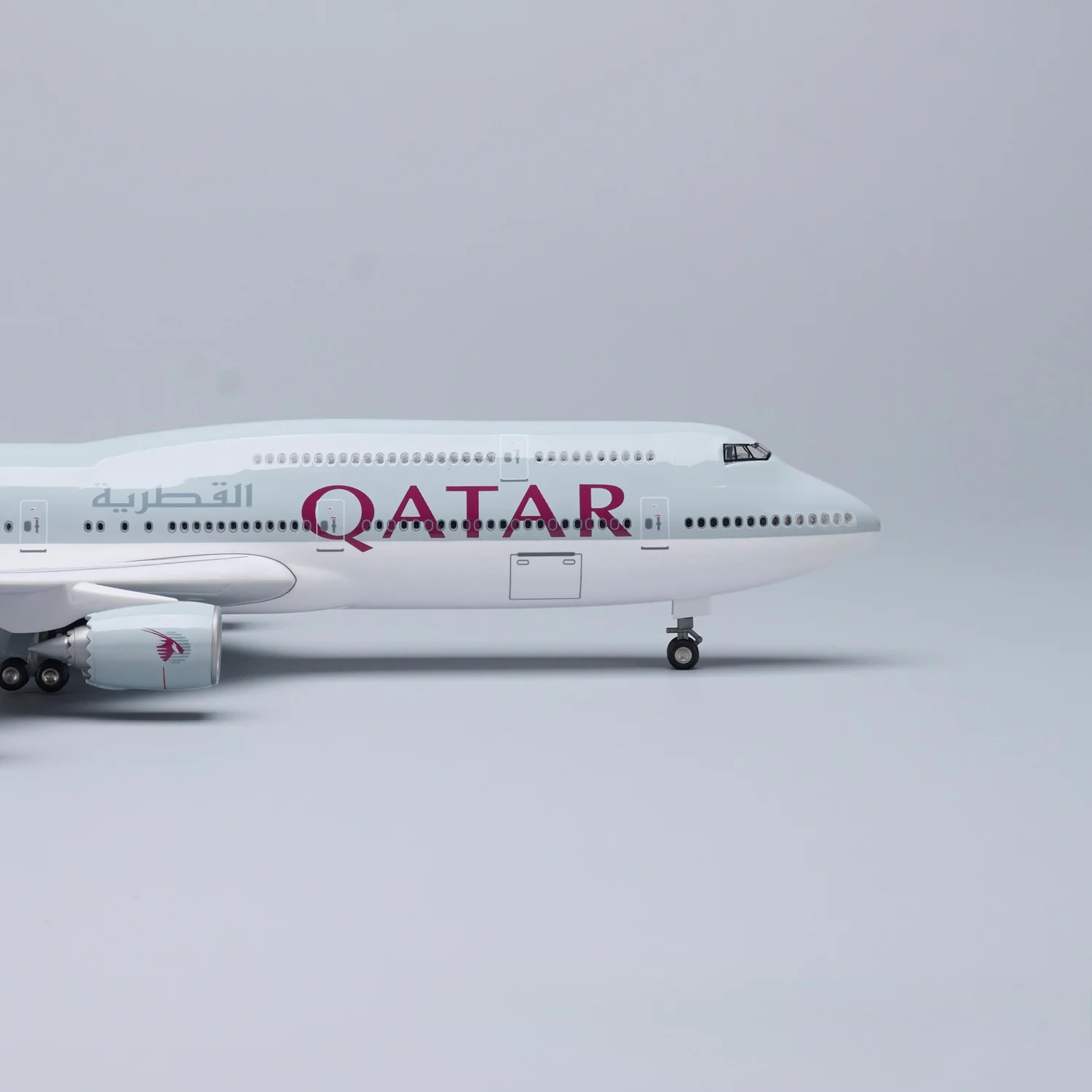 B747 QATAR - SCALE 1/150 - 47CM - 18.5 IN - AIRPLANE MODEL - Image 5