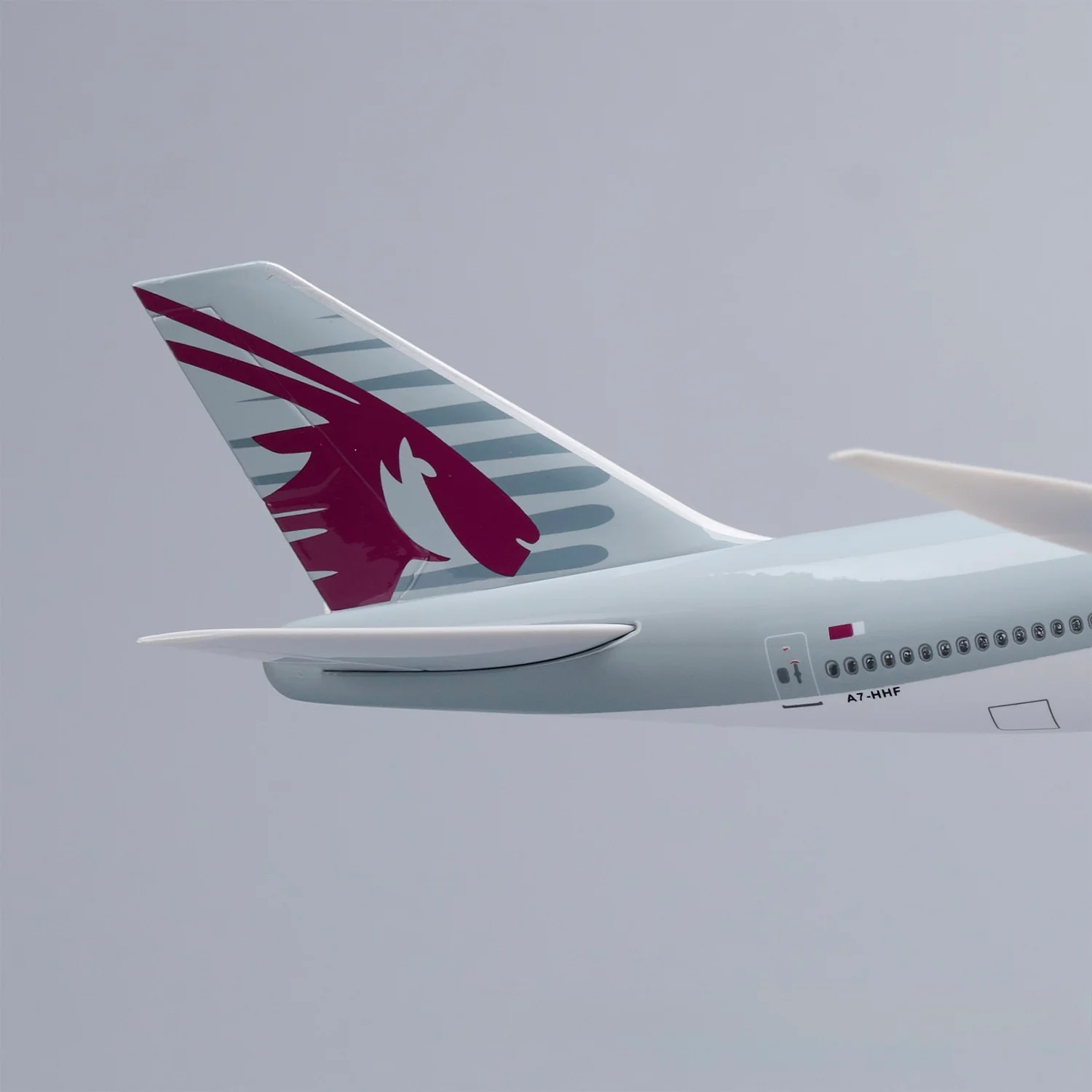 B747 QATAR - SCALE 1/150 - 47CM - 18.5 IN - AIRPLANE MODEL - Image 6