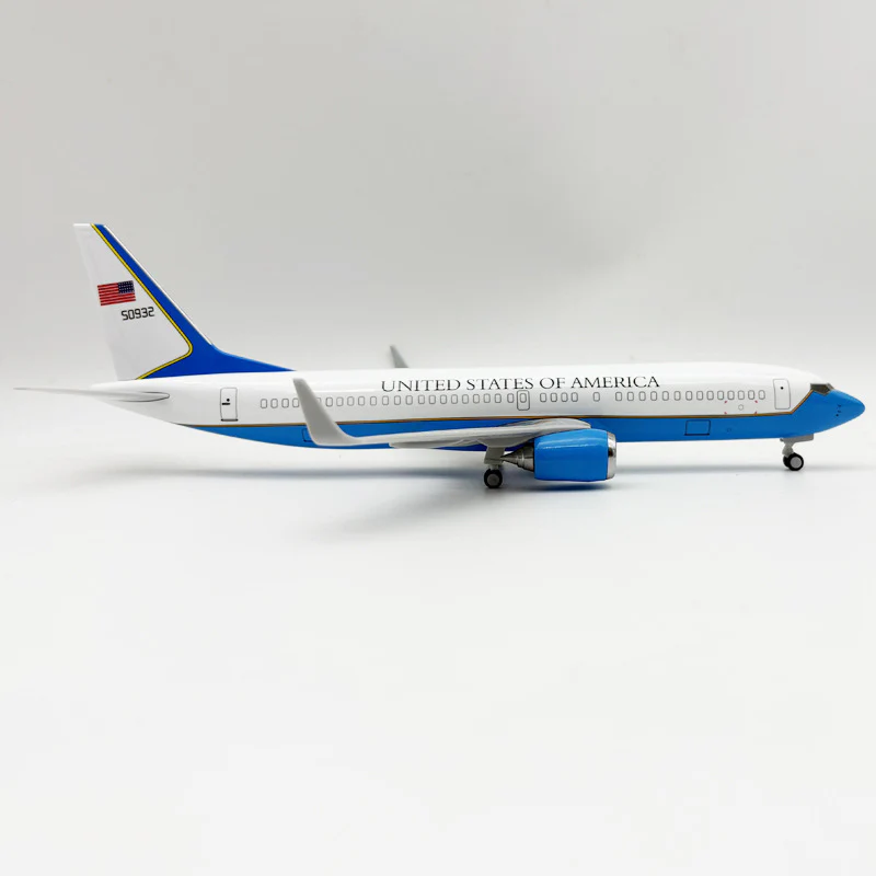 Boeing 737 Air Force One "United States of America" – Scale 1:130 – 30 cm (11.8 in) – Resin – Presidential Livery - Image 3