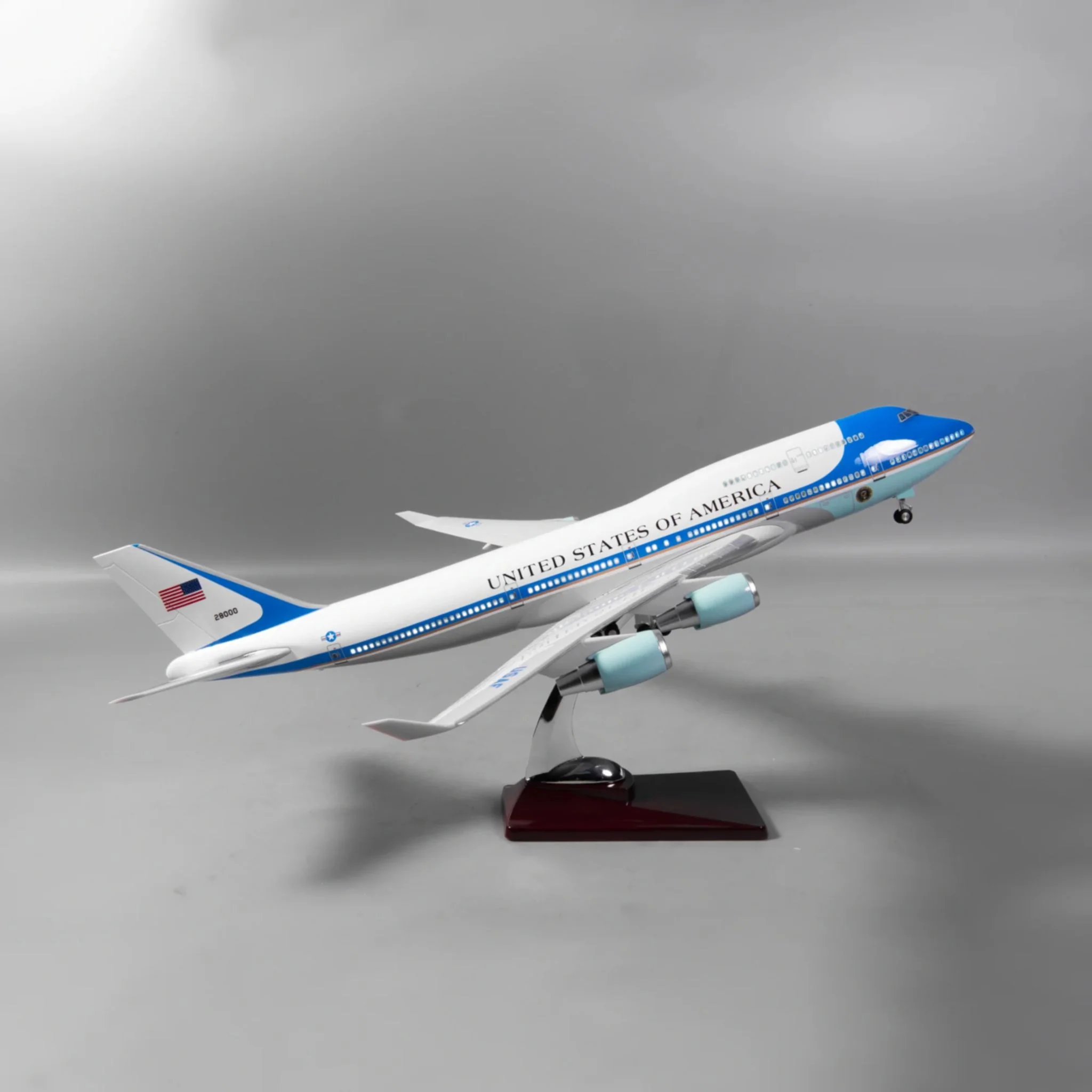 Boeing 747 Air Force One 1:150 – 47 cm / 18.5 in – Opening Interior - Image 3