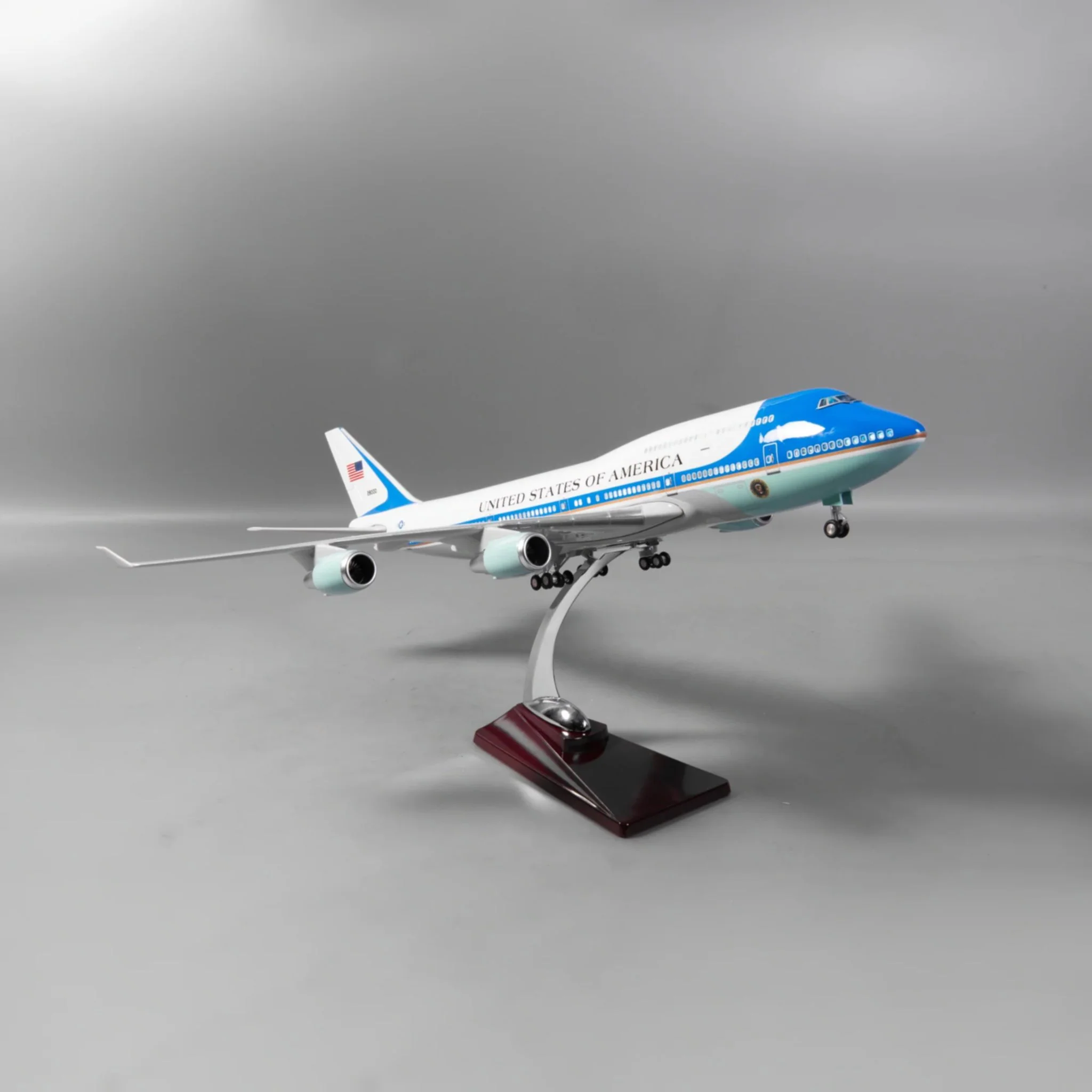 Boeing 747 Air Force One 1:150 – 47 cm / 18.5 in – Opening Interior - Image 4