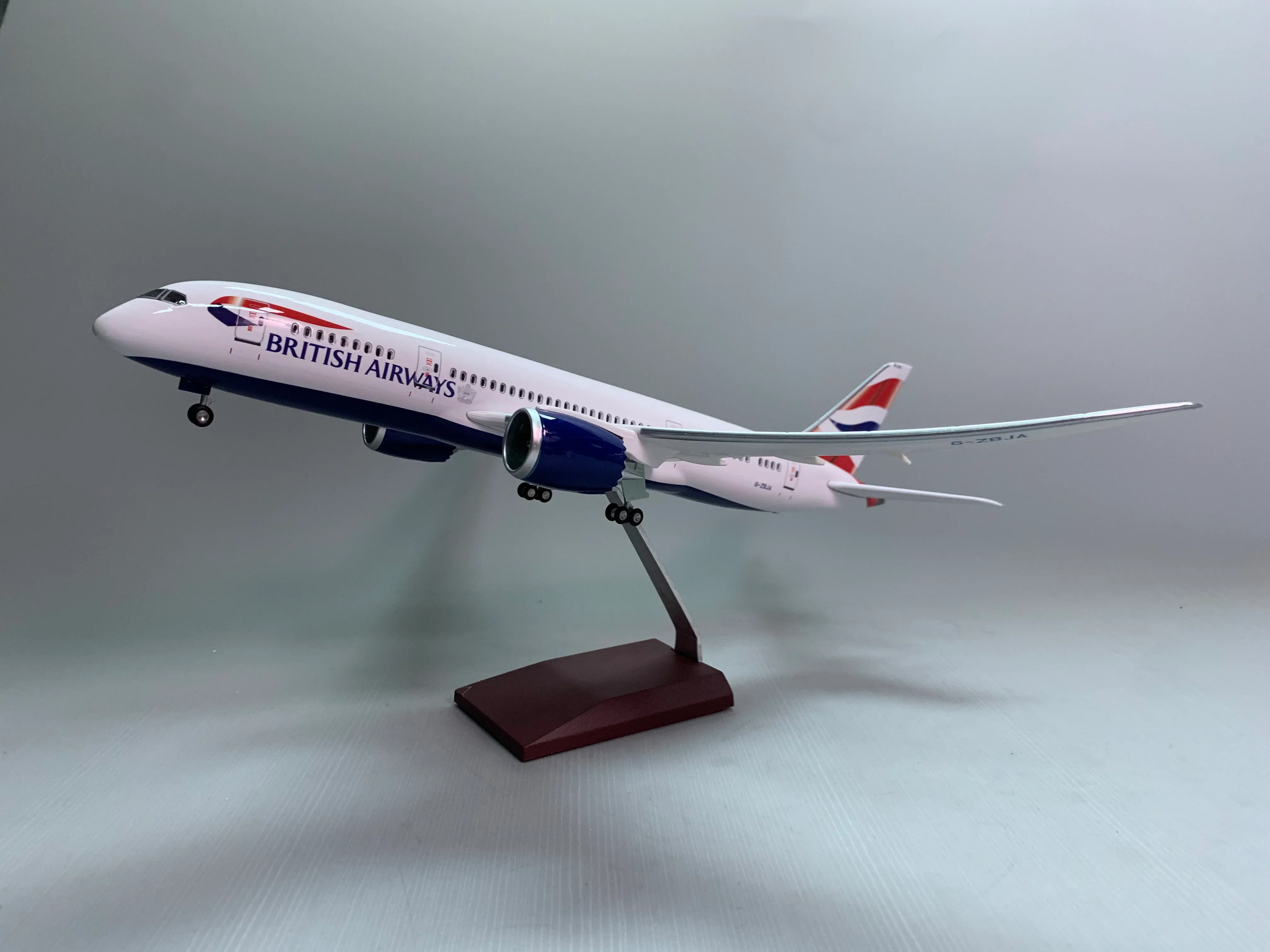 B787 British - Scale 1/130 - 43cm - 16.9 in - Image 6