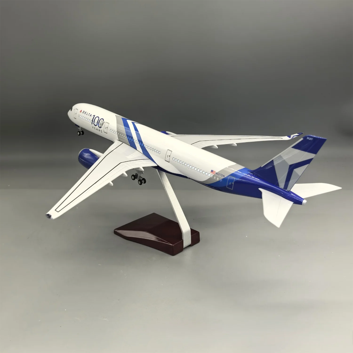 A350 Delta Airlines 1:142 – 47 cm / 18.5 in – 100 YEARS Commemorative - Image 10
